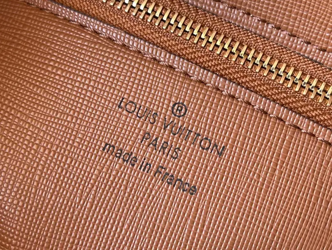 💰840 Top original order M51276 small vintage vintage camera bag, crossbody bag, unisex, classic Monogram canvas with yellow leather trim, calm and elegant, an outside open pocket, zipper side pockets inside, adjustable shoulder straps that can be switched freely at any time, sufficient capacity for daily use! Size 23.5*15.5*5.5cm