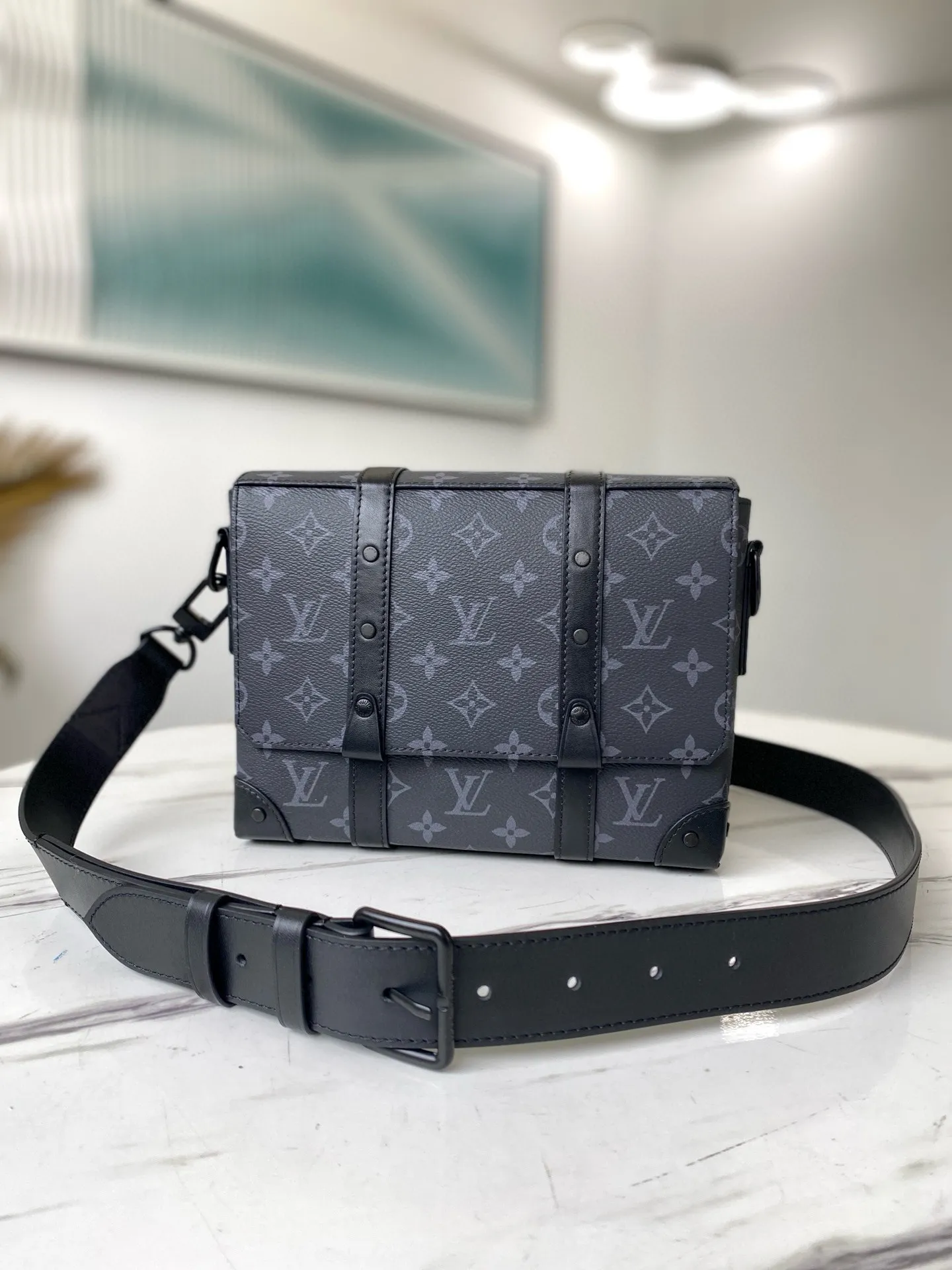 💰880 Top Original Order M45727 This compact rectangular trunk messenger bag is made of Monogram Eclipse canvas and continues the brand’s classic hard box elements such as matte black rivets and reinforced black leather corners. Removable and adjustable strap for comfortable carrying. Dimensions: 24 x 18 x 5.5 cm