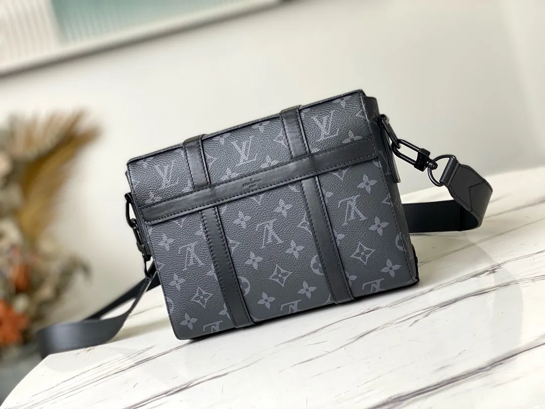 💰880 Top Original Order M45727 This compact rectangular trunk messenger bag is made of Monogram Eclipse canvas and continues the brand’s classic hard box elements such as matte black rivets and reinforced black leather corners. Removable and adjustable strap for comfortable carrying. Dimensions: 24 x 18 x 5.5 cm