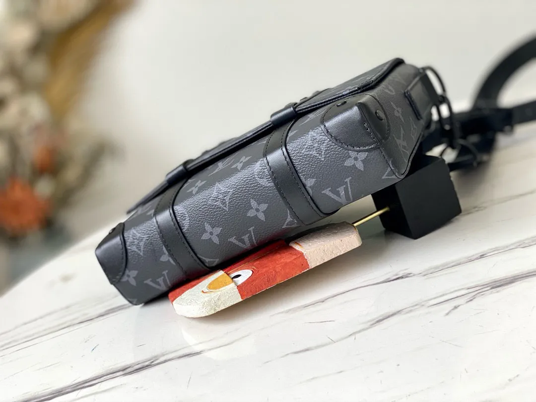 💰880 Top Original Order M45727 This compact rectangular trunk messenger bag is made of Monogram Eclipse canvas and continues the brand’s classic hard box elements such as matte black rivets and reinforced black leather corners. Removable and adjustable strap for comfortable carrying. Dimensions: 24 x 18 x 5.5 cm