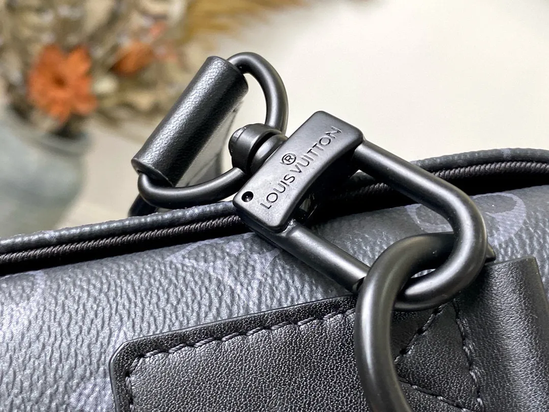 💰880 Top Original Order M45727 This compact rectangular trunk messenger bag is made of Monogram Eclipse canvas and continues the brand’s classic hard box elements such as matte black rivets and reinforced black leather corners. Removable and adjustable strap for comfortable carrying. Dimensions: 24 x 18 x 5.5 cm