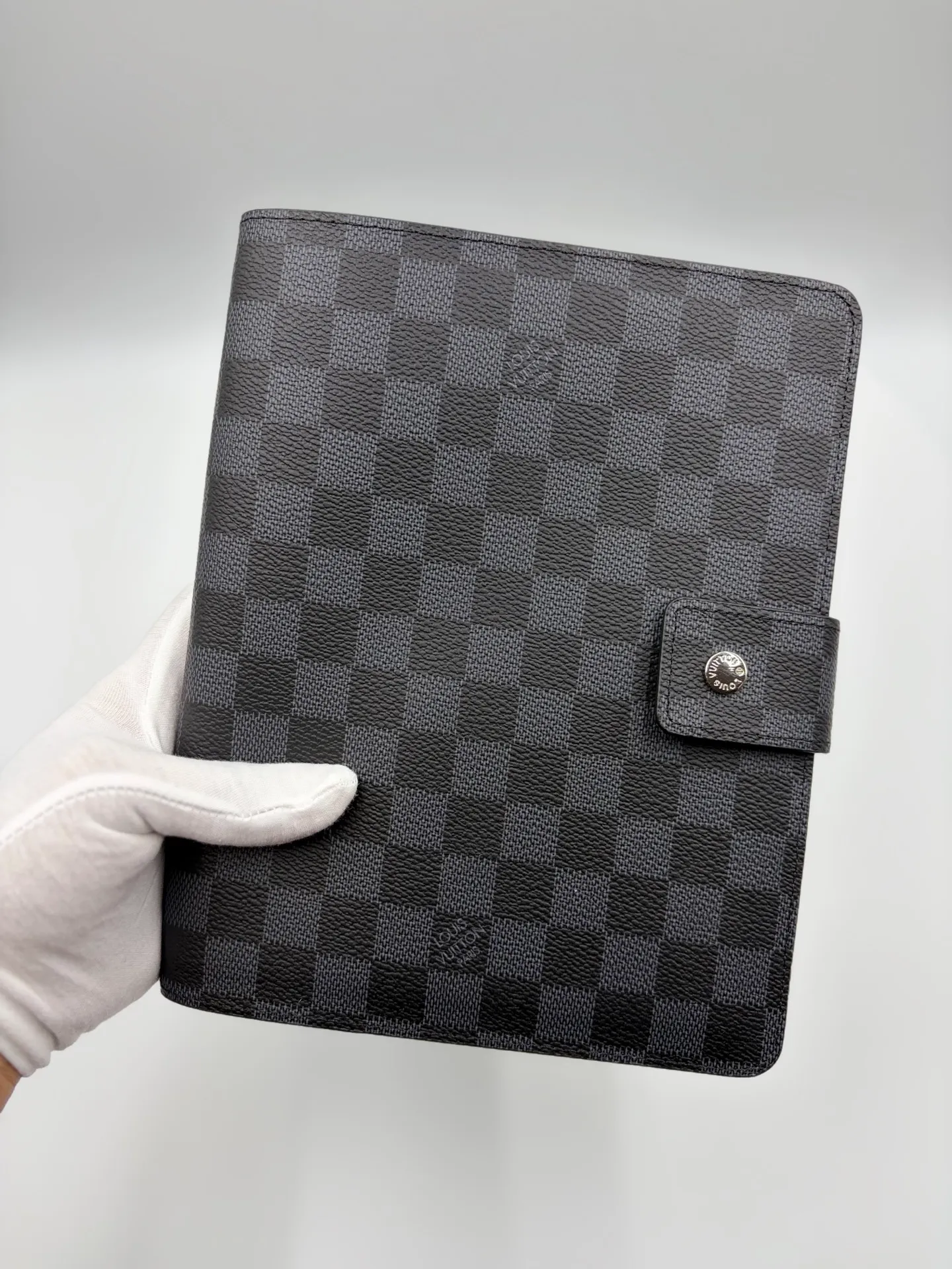 2026 hot model shipped, model M20002❤️This small notepad cover is made of Monogram canvas, can hold three credit cards, and can also be used as an address book, notebook or calendar. 18 x 23 cm (Length x Height) - Epi leather embossed with delicate LV initials and interlaced textured leather lining - Button closure - Six-ring binder with three rings in a set, six credit card slots and two internal compartments - Notepad insert available separately 👉