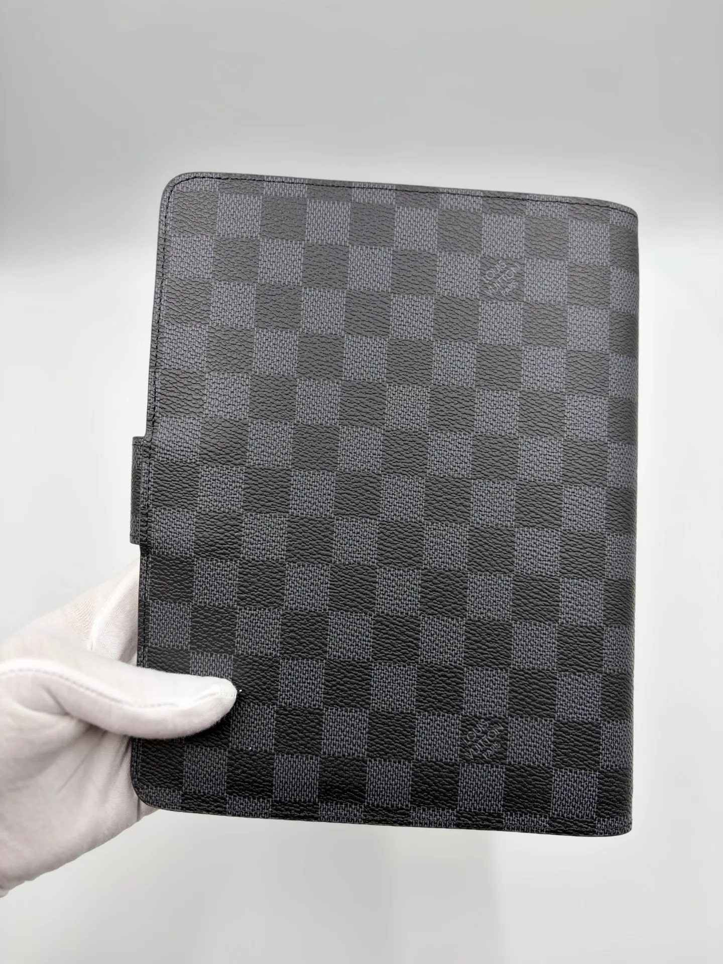 2026 hot model shipped, model M20002❤️This small notepad cover is made of Monogram canvas, can hold three credit cards, and can also be used as an address book, notebook or calendar. 18 x 23 cm (Length x Height) - Epi leather embossed with delicate LV initials and interlaced textured leather lining - Button closure - Six-ring binder with three rings in a set, six credit card slots and two internal compartments - Notepad insert available separately 👉