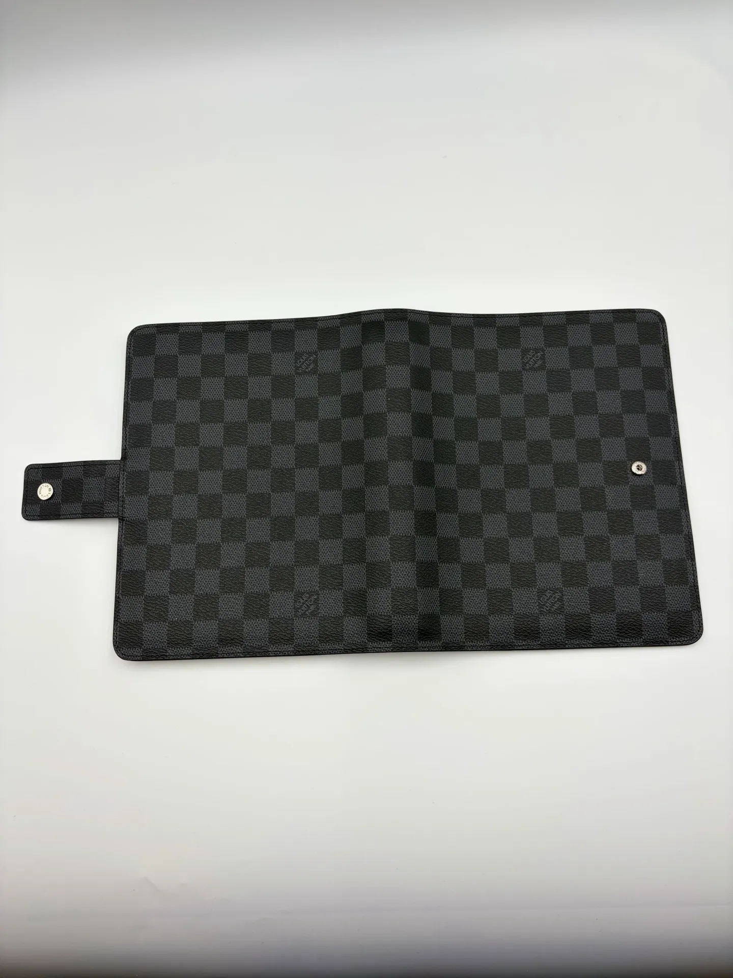 2026 hot model shipped, model M20002❤️This small notepad cover is made of Monogram canvas, can hold three credit cards, and can also be used as an address book, notebook or calendar. 18 x 23 cm (Length x Height) - Epi leather embossed with delicate LV initials and interlaced textured leather lining - Button closure - Six-ring binder with three rings in a set, six credit card slots and two internal compartments - Notepad insert available separately 👉