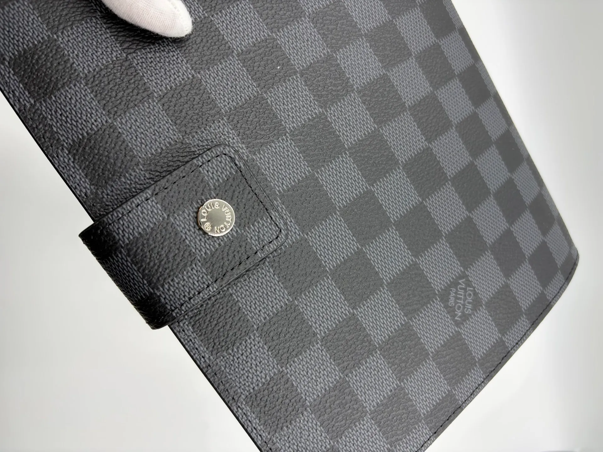 2026 hot model shipped, model M20002❤️This small notepad cover is made of Monogram canvas, can hold three credit cards, and can also be used as an address book, notebook or calendar. 18 x 23 cm (Length x Height) - Epi leather embossed with delicate LV initials and interlaced textured leather lining - Button closure - Six-ring binder with three rings in a set, six credit card slots and two internal compartments - Notepad insert available separately 👉