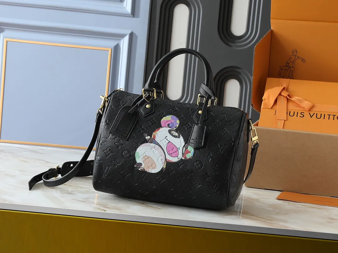 💰300💰Upgraded original M14328 M40391 This Speedy Soft 30 handbag Murakami series Monogram Dune element pays tribute to the design of Gaston Louis Vuitton collection series. The long handle makes it easy to carry on the shoulder, making it a great travel companion. Dimensions: 30.0 x 21.0 x 17.0 cm (length x height x width)