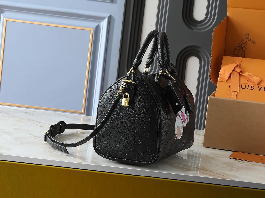 💰300💰Upgraded original M14328 M40391 This Speedy Soft 30 handbag Murakami series Monogram Dune element pays tribute to the design of Gaston Louis Vuitton collection series. The long handle makes it easy to carry on the shoulder, making it a great travel companion. Dimensions: 30.0 x 21.0 x 17.0 cm (length x height x width)