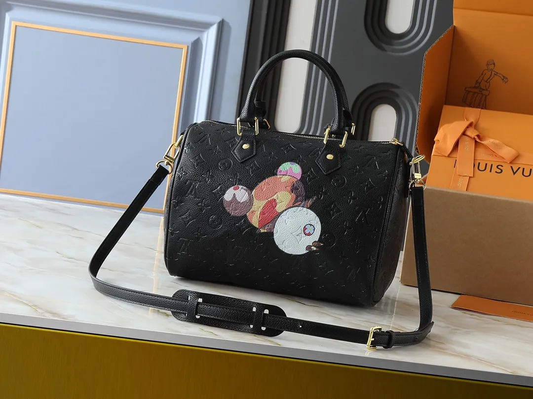 💰300💰Upgraded original M14328 M40391 This Speedy Soft 30 handbag Murakami series Monogram Dune element pays tribute to the design of Gaston Louis Vuitton collection series. The long handle makes it easy to carry on the shoulder, making it a great travel companion. Dimensions: 30.0 x 21.0 x 17.0 cm (length x height x width)