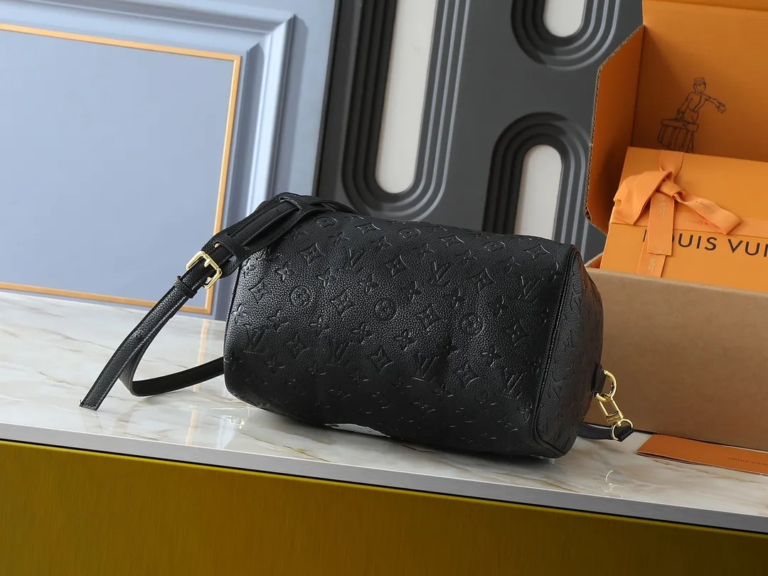💰300💰Upgraded original M14328 M40391 This Speedy Soft 30 handbag Murakami series Monogram Dune element pays tribute to the design of Gaston Louis Vuitton collection series. The long handle makes it easy to carry on the shoulder, making it a great travel companion. Dimensions: 30.0 x 21.0 x 17.0 cm (length x height x width)