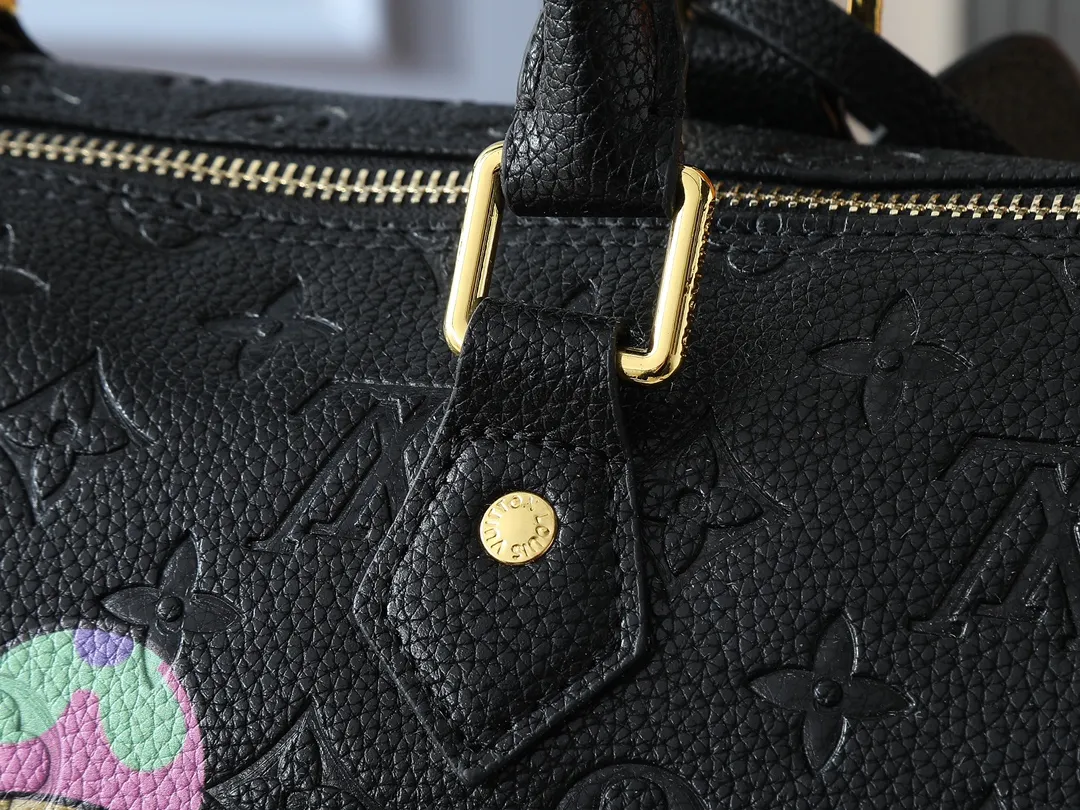 💰300💰Upgraded original M14328 M40391 This Speedy Soft 30 handbag Murakami series Monogram Dune element pays tribute to the design of Gaston Louis Vuitton collection series. The long handle makes it easy to carry on the shoulder, making it a great travel companion. Dimensions: 30.0 x 21.0 x 17.0 cm (length x height x width)