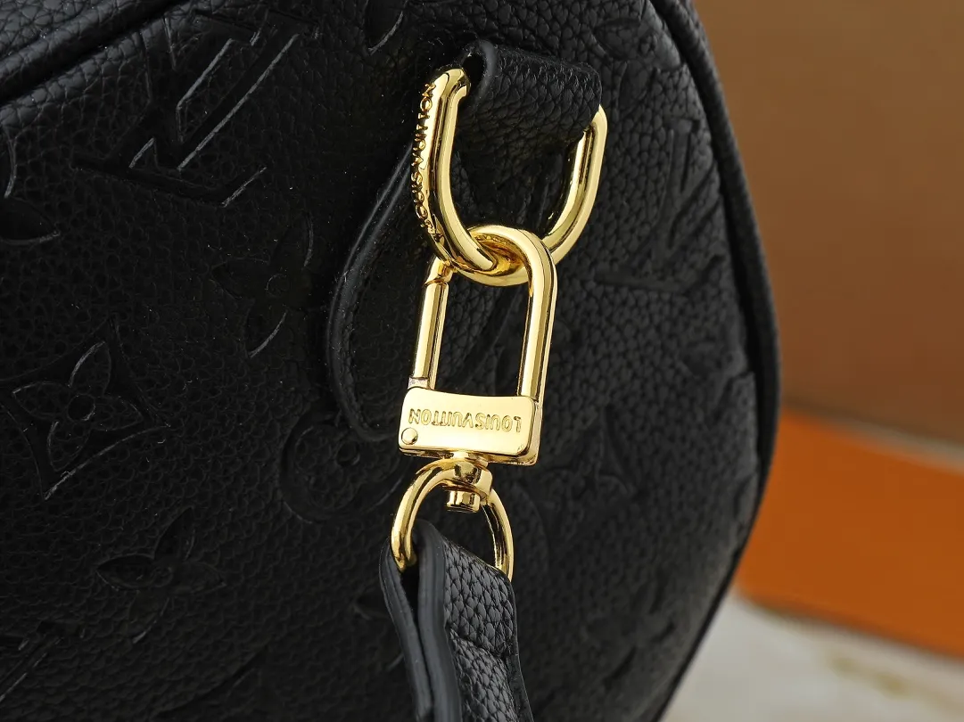 💰300💰Upgraded original M14328 M40391 This Speedy Soft 30 handbag Murakami series Monogram Dune element pays tribute to the design of Gaston Louis Vuitton collection series. The long handle makes it easy to carry on the shoulder, making it a great travel companion. Dimensions: 30.0 x 21.0 x 17.0 cm (length x height x width)