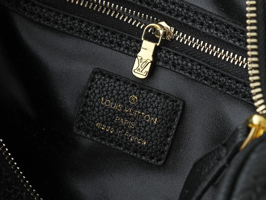 💰300💰Upgraded original M14328 M40391 This Speedy Soft 30 handbag Murakami series Monogram Dune element pays tribute to the design of Gaston Louis Vuitton collection series. The long handle makes it easy to carry on the shoulder, making it a great travel companion. Dimensions: 30.0 x 21.0 x 17.0 cm (length x height x width)