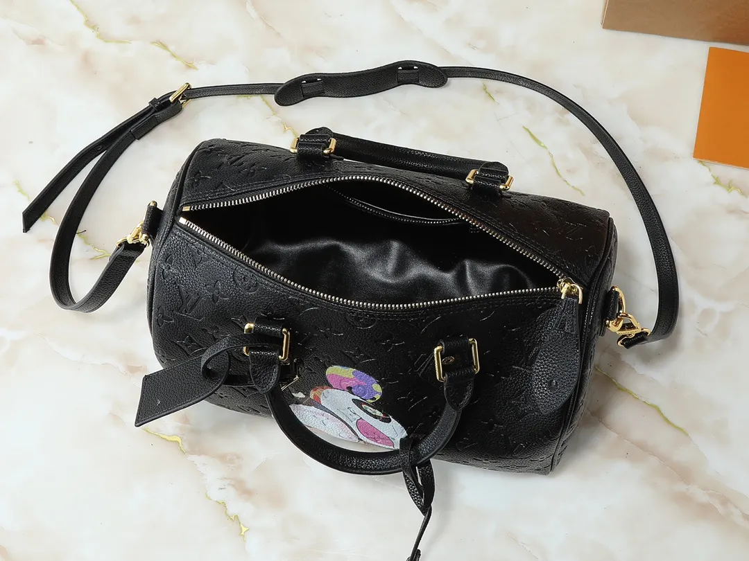 💰300💰Upgraded original M14328 M40391 This Speedy Soft 30 handbag Murakami series Monogram Dune element pays tribute to the design of Gaston Louis Vuitton collection series. The long handle makes it easy to carry on the shoulder, making it a great travel companion. Dimensions: 30.0 x 21.0 x 17.0 cm (length x height x width)
