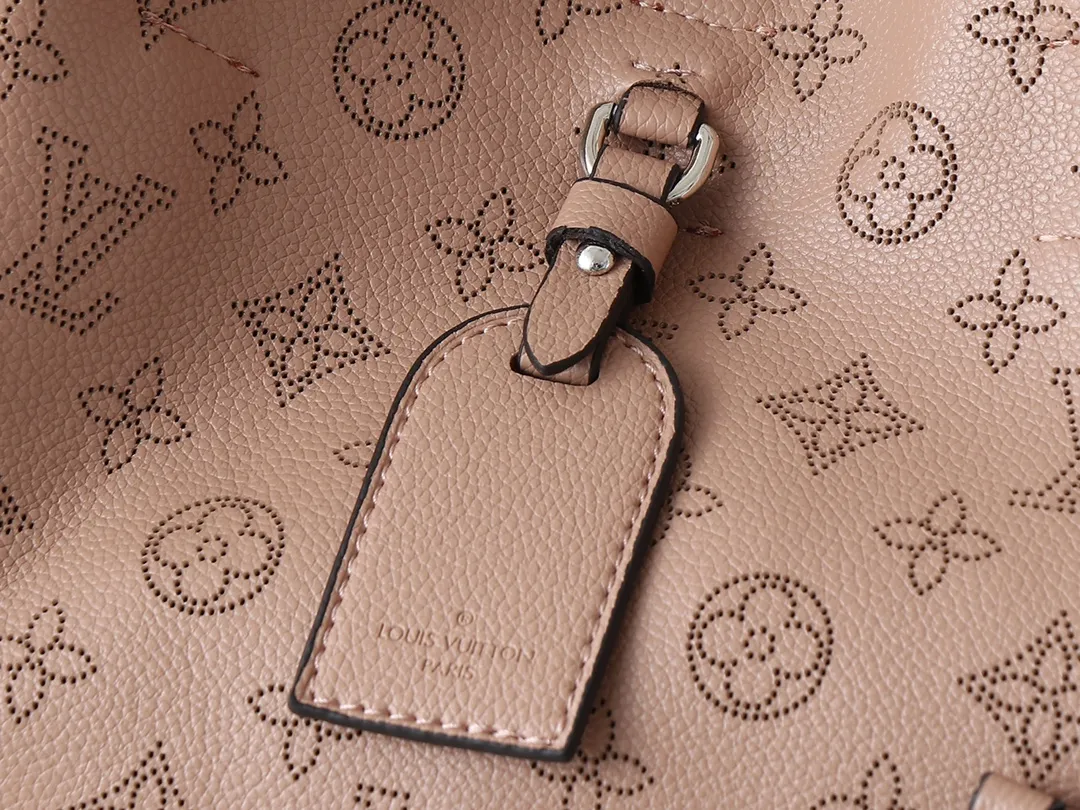 💰280💰Upgraded from the original M13180 Mahina series introduces the Boundless handbag - a multi-functional daily design. It's made from House's signature perforated Mahina leather and is roomy enough to store essential items, including a laptop and tablet. The shoulder bag features a removable zip pocket and is embellished with silver hardware for a sophisticated look. Dimensions: 16.9 x 13.2 x 6.7 inches (LxHxW)