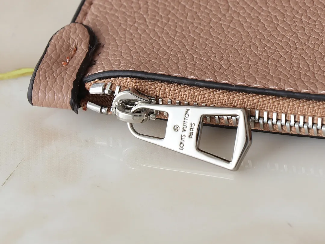 💰280💰Upgraded from the original M13180 Mahina series introduces the Boundless handbag - a multi-functional daily design. It's made from House's signature perforated Mahina leather and is roomy enough to store essential items, including a laptop and tablet. The shoulder bag features a removable zip pocket and is embellished with silver hardware for a sophisticated look. Dimensions: 16.9 x 13.2 x 6.7 inches (LxHxW)