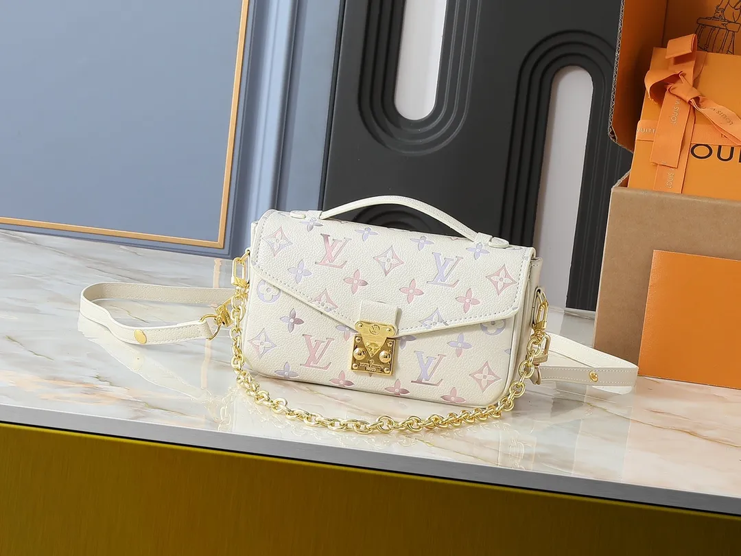 💰240💰Upgraded from the original M25682 M47045 M23940 M46595 M22942 M23081 M46596 M46279 This Pochette Métis East West handbag is made of Monogram Empreinte embossed leather, showing the fusion of brand style and modern elements. The traditional S-lock clasp and detachable short chain have a metallic sheen, and the sophisticated construction includes a neat interior and adjustable shoulder straps for easy urban mobility. Dimensions: 21.5 x 13.5 x 6.0 cm (length x height x width)