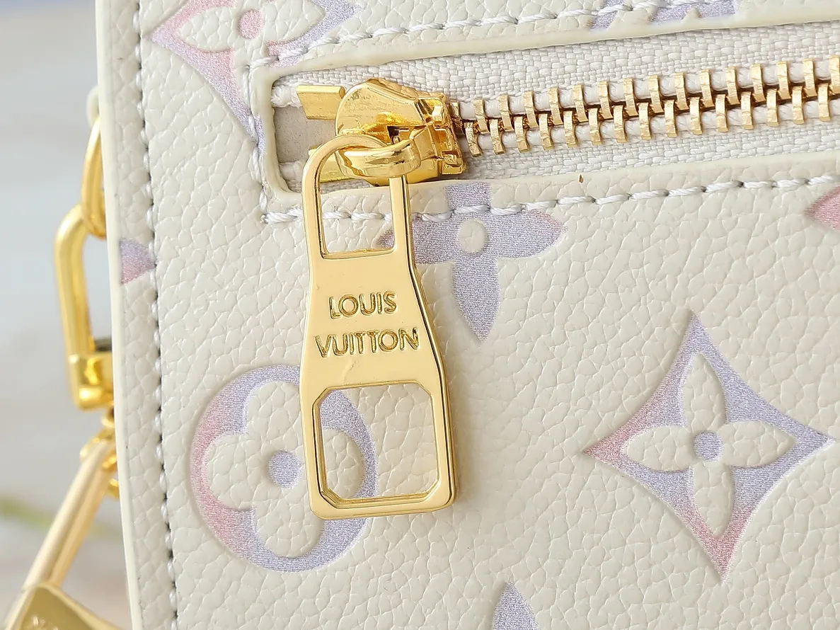 💰240💰Upgraded from the original M25682 M47045 M23940 M46595 M22942 M23081 M46596 M46279 This Pochette Métis East West handbag is made of Monogram Empreinte embossed leather, showing the fusion of brand style and modern elements. The traditional S-lock clasp and detachable short chain have a metallic sheen, and the sophisticated construction includes a neat interior and adjustable shoulder straps for easy urban mobility. Dimensions: 21.5 x 13.5 x 6.0 cm (length x height x width)