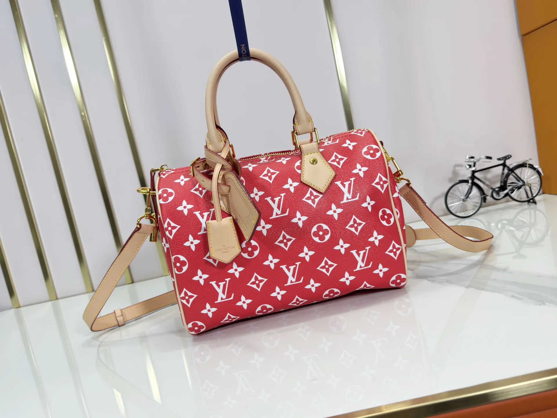 P280 Upgraded original M24426 M24425 M24424 M24423 M24443 M This Speedy Bandoulière 25 Monogram Leather handbag is made of soft cow leather and uses Monogram pattern to reproduce the elegant look and feel of canvas printing. Dazzling metal hardware, sheepskin lining and nameplate all reflect Creative Director Pharrell Williams' relentless attention to detail. Dimensions: 25.0 x 15.0 x 15.0 cm (length x height x width)