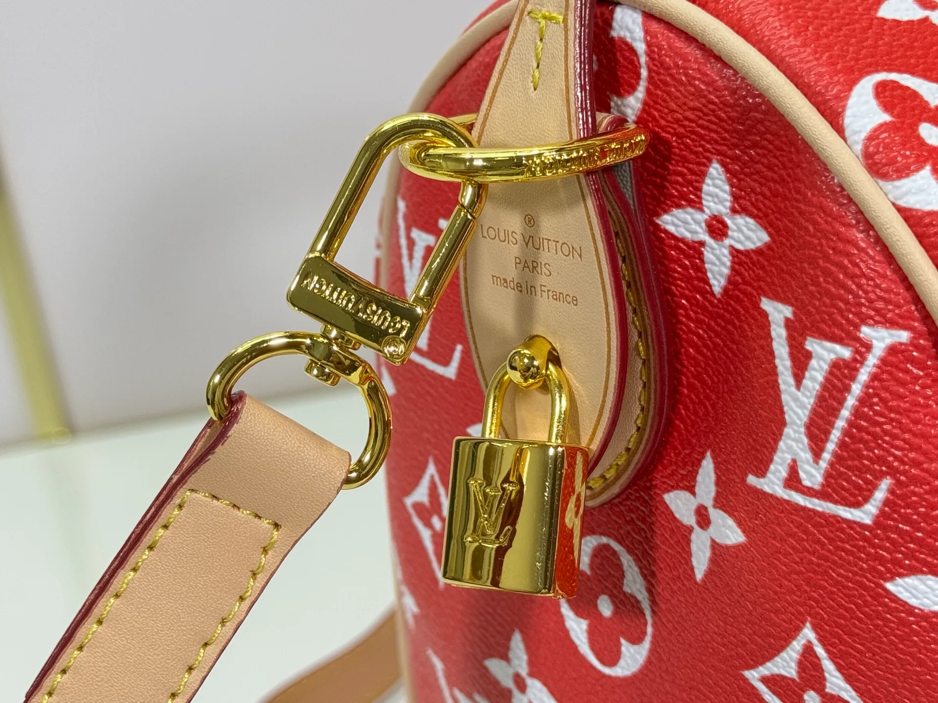 P280 Upgraded original M24426 M24425 M24424 M24423 M24443 M This Speedy Bandoulière 25 Monogram Leather handbag is made of soft cow leather and uses Monogram pattern to reproduce the elegant look and feel of canvas printing. Dazzling metal hardware, sheepskin lining and nameplate all reflect Creative Director Pharrell Williams' relentless attention to detail. Dimensions: 25.0 x 15.0 x 15.0 cm (length x height x width)