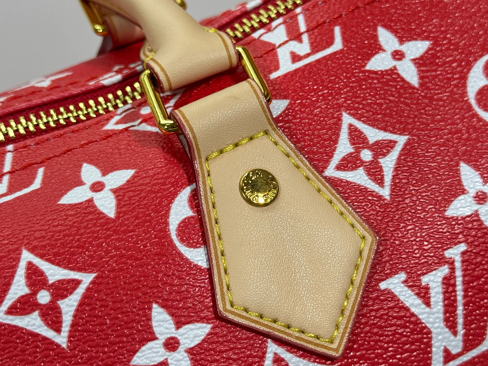 P280 Upgraded original M24426 M24425 M24424 M24423 M24443 M This Speedy Bandoulière 25 Monogram Leather handbag is made of soft cow leather and uses Monogram pattern to reproduce the elegant look and feel of canvas printing. Dazzling metal hardware, sheepskin lining and nameplate all reflect Creative Director Pharrell Williams' relentless attention to detail. Dimensions: 25.0 x 15.0 x 15.0 cm (length x height x width)