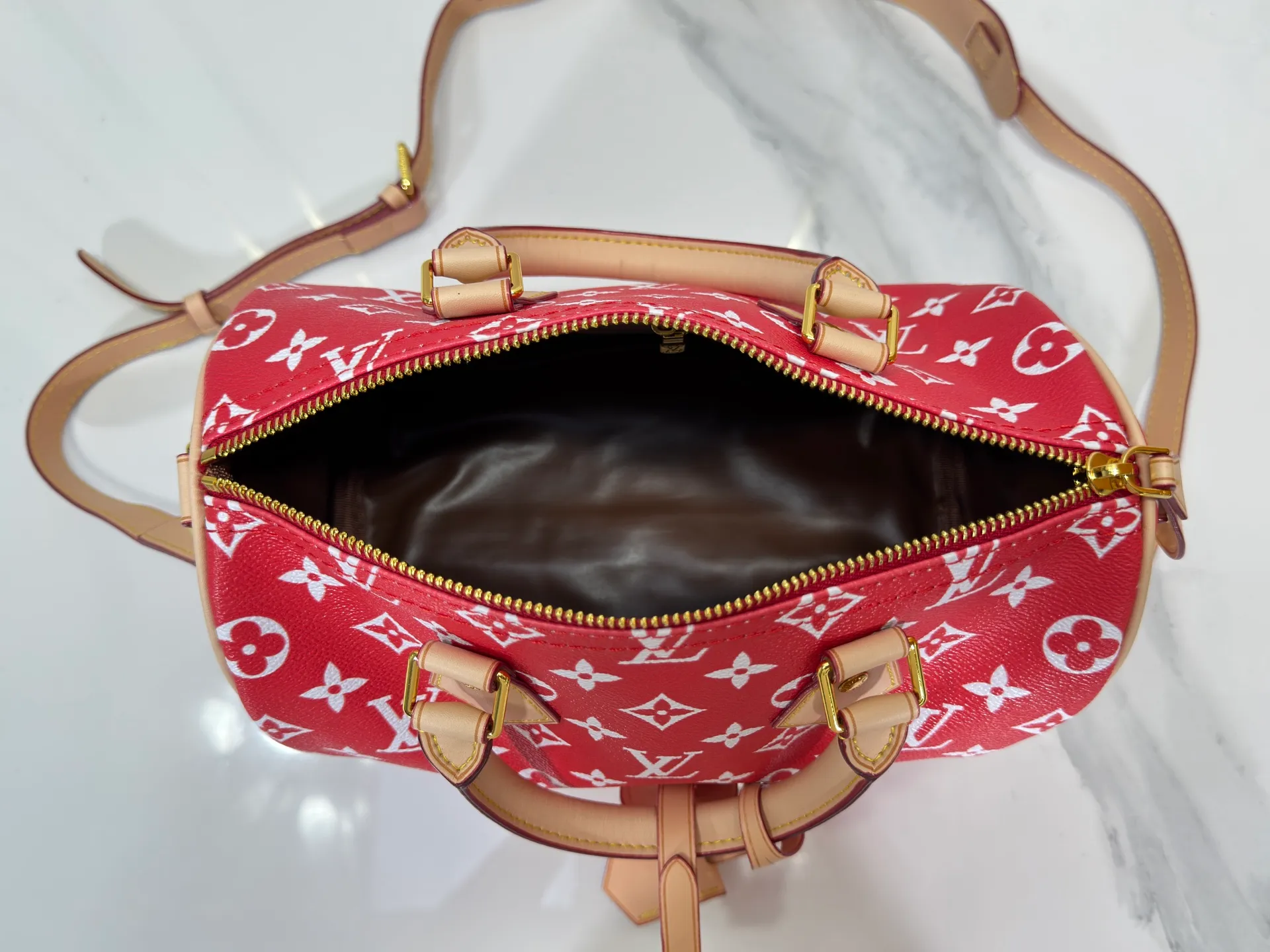 P280 Upgraded original M24426 M24425 M24424 M24423 M24443 M This Speedy Bandoulière 25 Monogram Leather handbag is made of soft cow leather and uses Monogram pattern to reproduce the elegant look and feel of canvas printing. Dazzling metal hardware, sheepskin lining and nameplate all reflect Creative Director Pharrell Williams' relentless attention to detail. Dimensions: 25.0 x 15.0 x 15.0 cm (length x height x width)