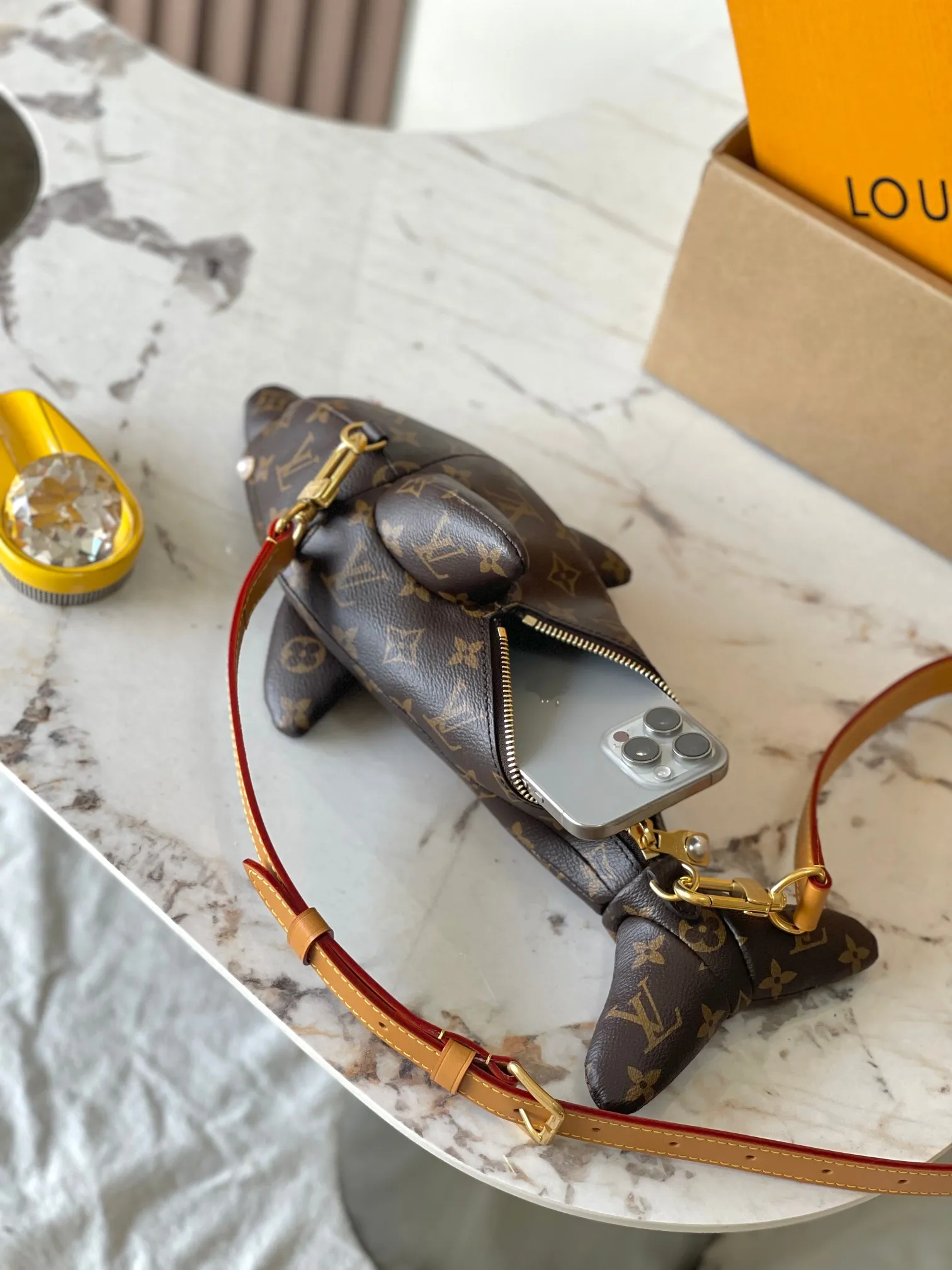 P2100 [Special grade MB original leather] Dolphin handbag Model: M14963 presbyopia 163C chip version Material: A-grade all-steel hardware, imported original fabric Packing: full set of original duty-free MB packaging Size: 38*18*18CM