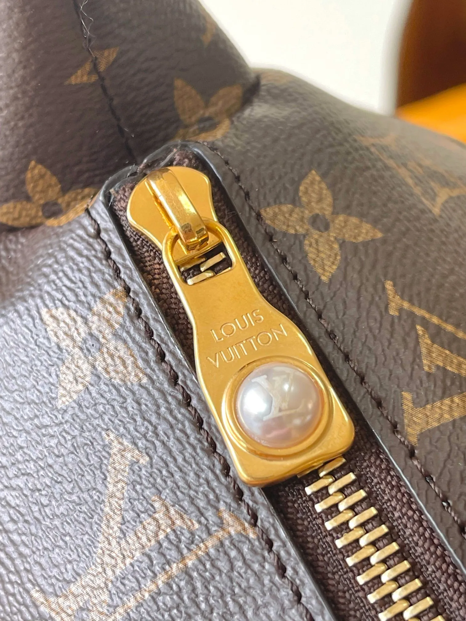 P2100 [Special grade MB original leather] Dolphin handbag Model: M14963 presbyopia 163C chip version Material: A-grade all-steel hardware, imported original fabric Packing: full set of original duty-free MB packaging Size: 38*18*18CM