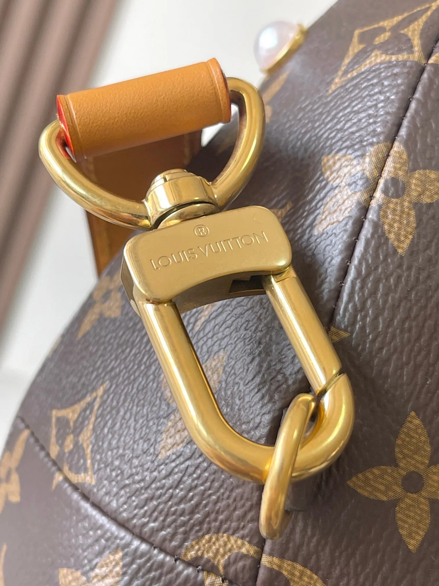 P2100 [Special grade MB original leather] Dolphin handbag Model: M14963 presbyopia 163C chip version Material: A-grade all-steel hardware, imported original fabric Packing: full set of original duty-free MB packaging Size: 38*18*18CM