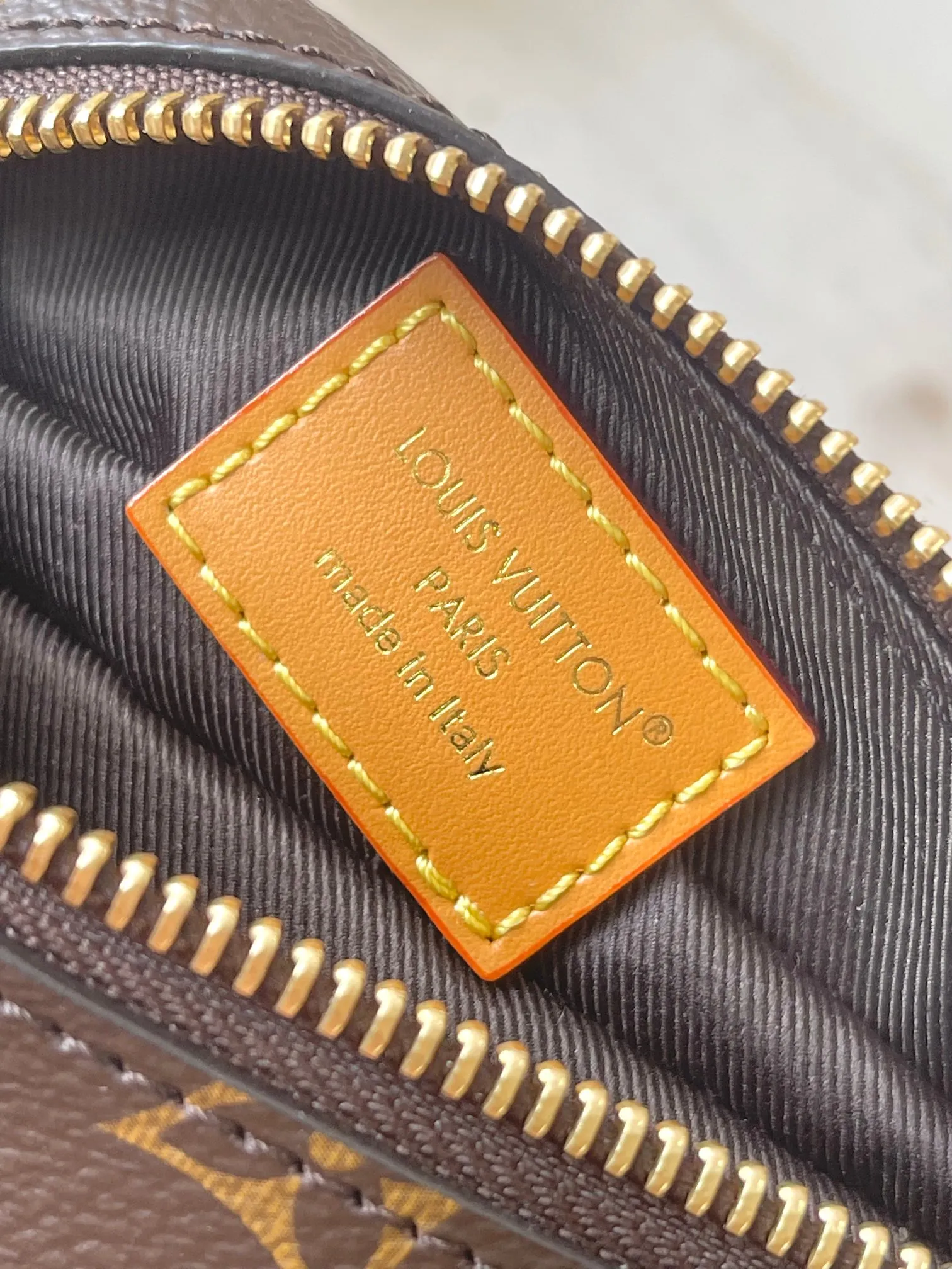 P2100 [Special grade MB original leather] Dolphin handbag Model: M14963 presbyopia 163C chip version Material: A-grade all-steel hardware, imported original fabric Packing: full set of original duty-free MB packaging Size: 38*18*18CM