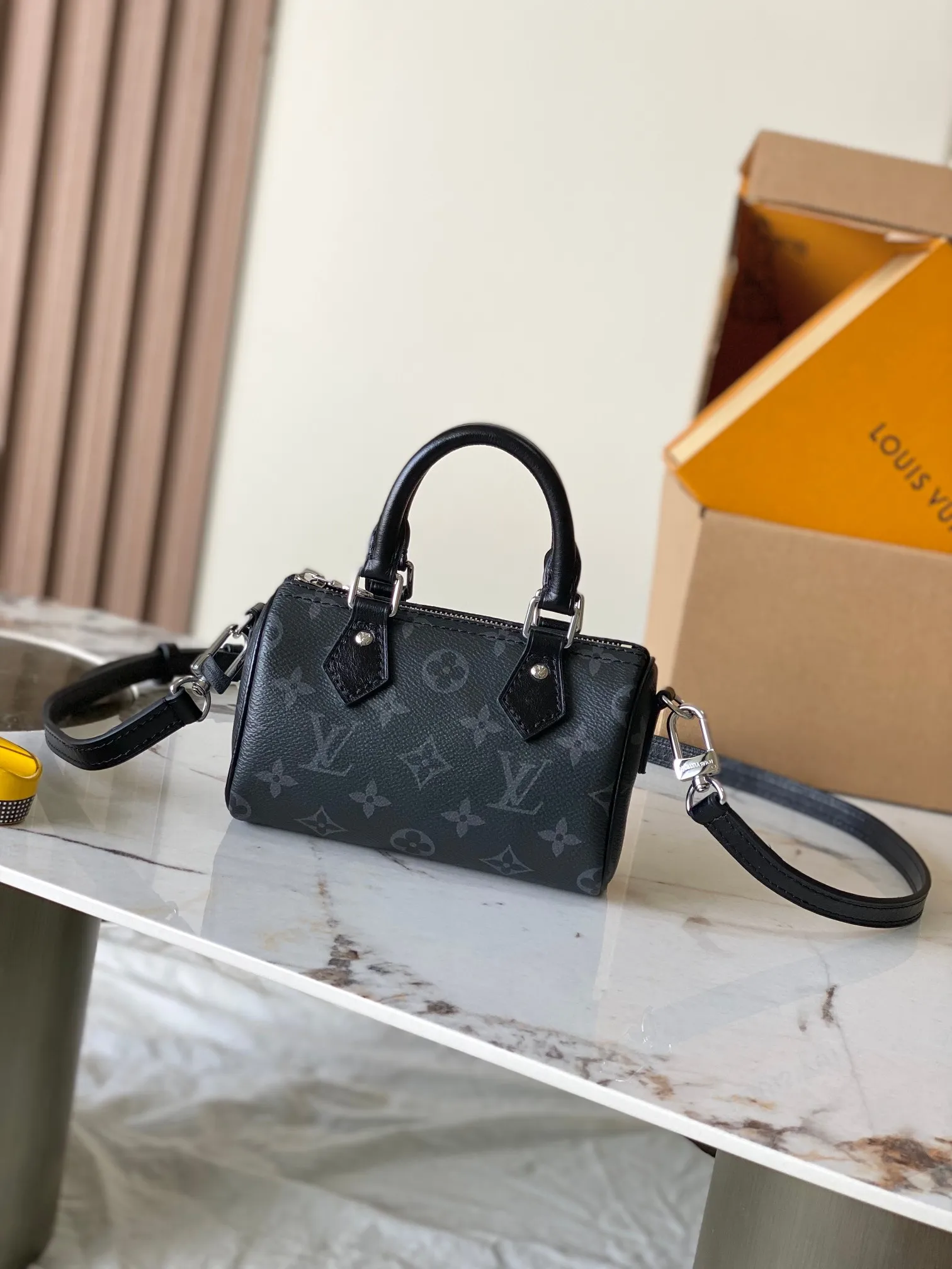 p1300 [Special grade MB original leather] SPEEDY handbag Model: M26573 chip version 163C Material: Grade A all-steel hardware, imported original fabric Packaging: Full set of original duty-free MB packaging Size: 16x11x9cm