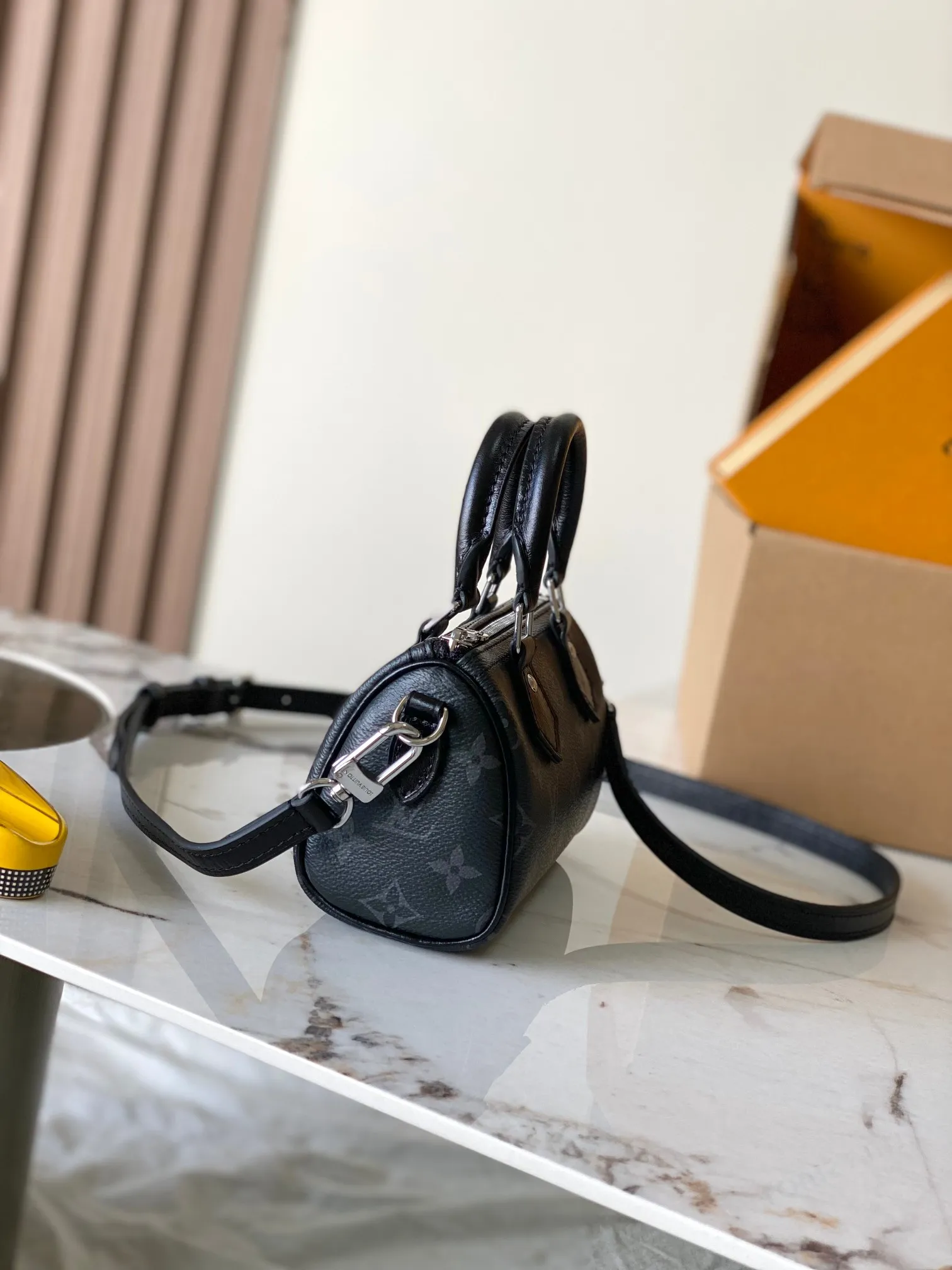 p1300 [Special grade MB original leather] SPEEDY handbag Model: M26573 chip version 163C Material: Grade A all-steel hardware, imported original fabric Packaging: Full set of original duty-free MB packaging Size: 16x11x9cm