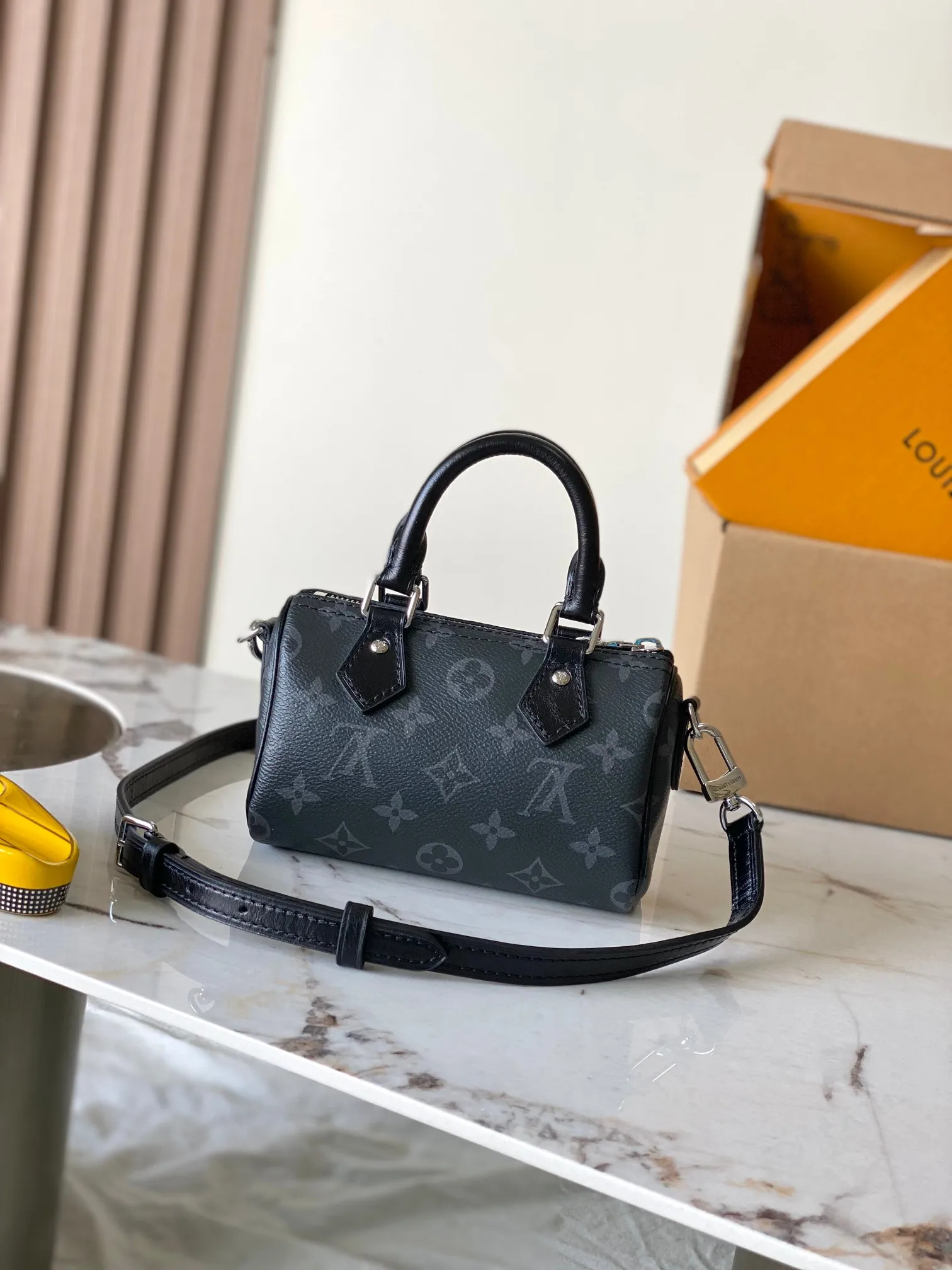 p1300 [Special grade MB original leather] SPEEDY handbag Model: M26573 chip version 163C Material: Grade A all-steel hardware, imported original fabric Packaging: Full set of original duty-free MB packaging Size: 16x11x9cm