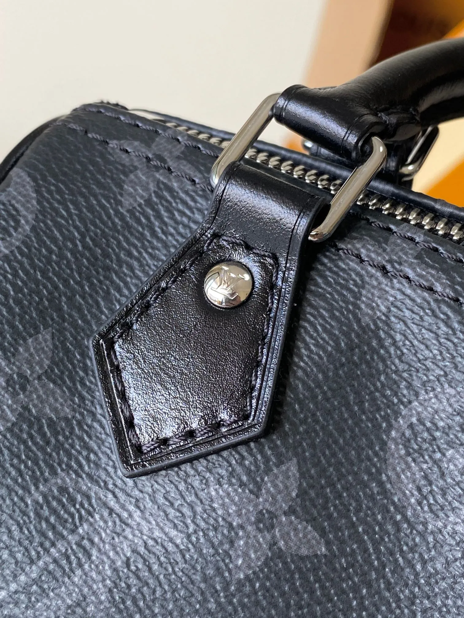 p1300 [Special grade MB original leather] SPEEDY handbag Model: M26573 chip version 163C Material: Grade A all-steel hardware, imported original fabric Packaging: Full set of original duty-free MB packaging Size: 16x11x9cm