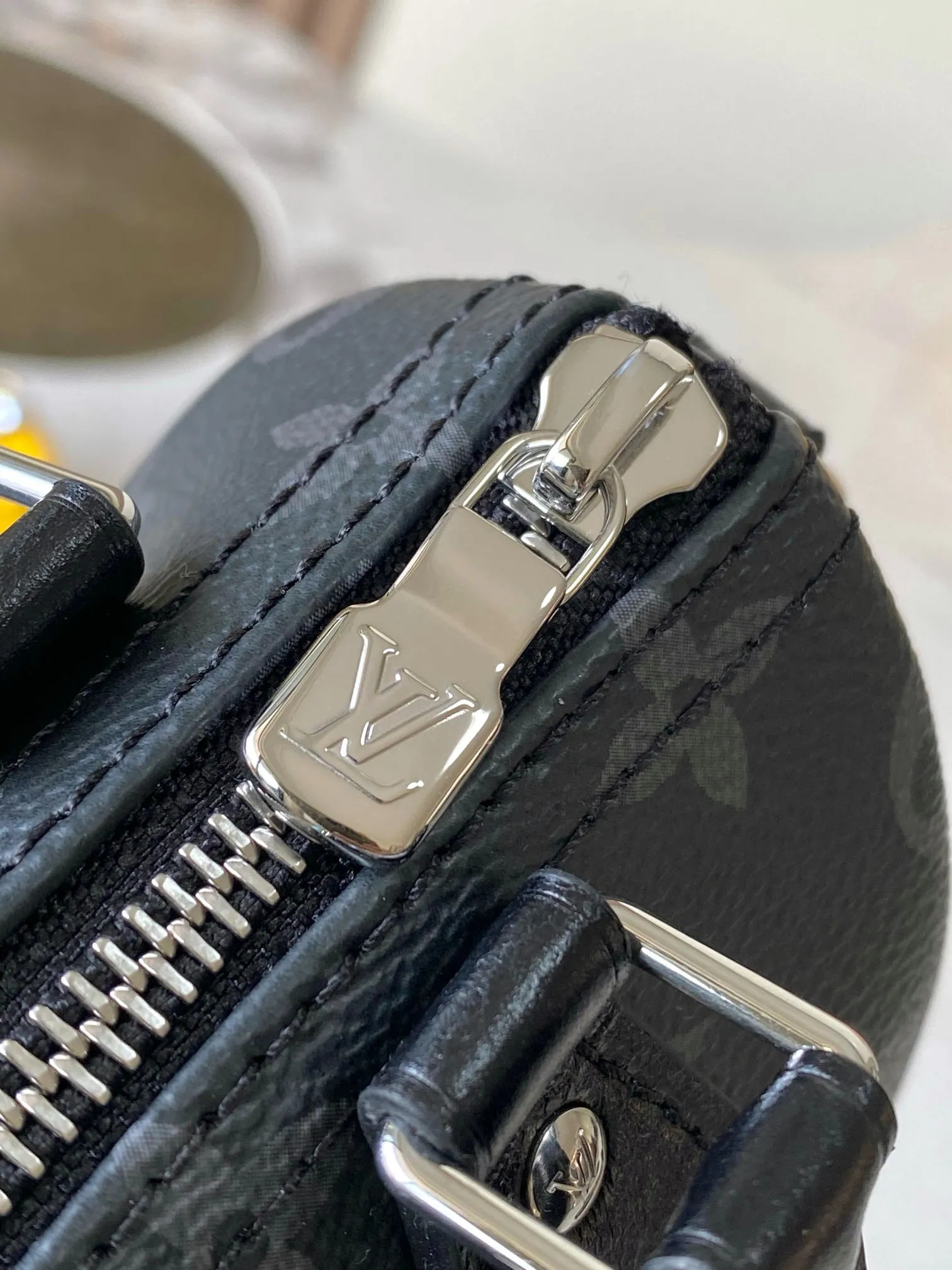 p1300 [Special grade MB original leather] SPEEDY handbag Model: M26573 chip version 163C Material: Grade A all-steel hardware, imported original fabric Packaging: Full set of original duty-free MB packaging Size: 16x11x9cm