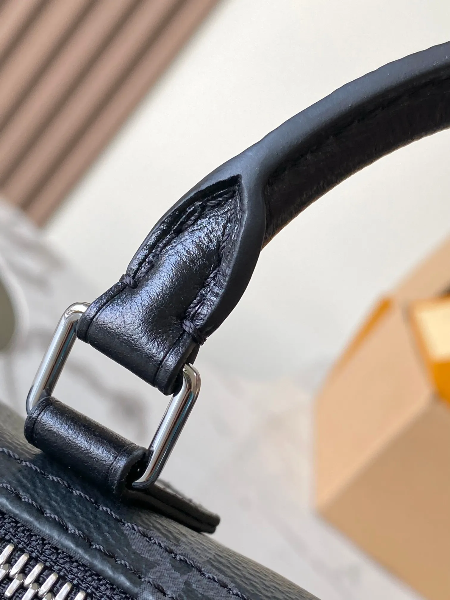 p1300 [Special grade MB original leather] SPEEDY handbag Model: M26573 chip version 163C Material: Grade A all-steel hardware, imported original fabric Packaging: Full set of original duty-free MB packaging Size: 16x11x9cm