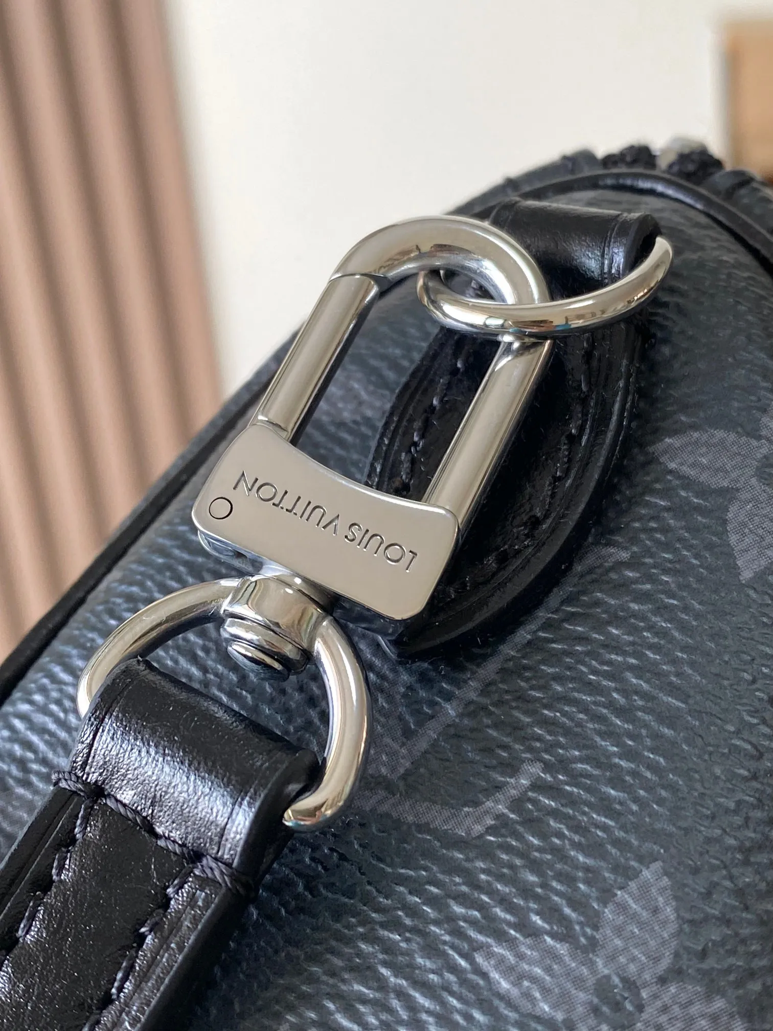 p1300 [Special grade MB original leather] SPEEDY handbag Model: M26573 chip version 163C Material: Grade A all-steel hardware, imported original fabric Packaging: Full set of original duty-free MB packaging Size: 16x11x9cm