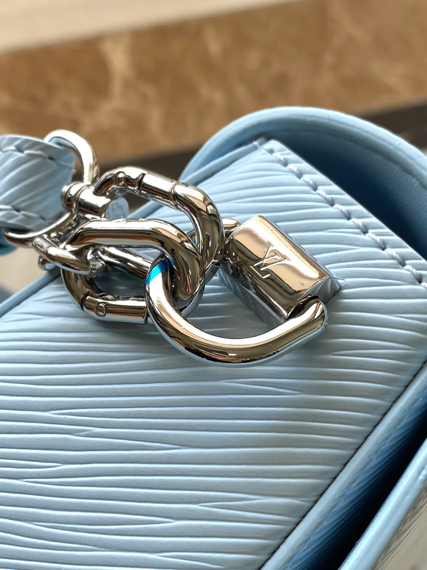💰1160 (top-grain leather) top original order M24566 blue This Twist West handbag has a slender configuration, giving the classic design a new season coolness. Epi leather is dip-dyed in modern colors, and LV Twist twist locks highlight the brand's identity. Comes with detachable shoulder strap and chain. Carry your daily essentials in a variety of ways. Dimensions: 23.5 × 12 × 7 cm