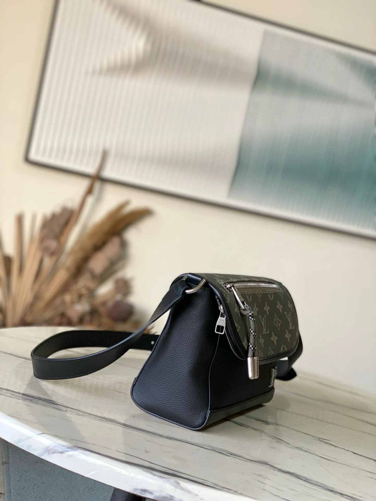 💰1280 Top original order M12625 Pulse messenger bag uses grained leather and Monogram canvas to create a modern style. The corded zipper pulls for a sporty feel, allowing you to easily open the outer pocket above the flap, while a zippered pocket is hidden underneath the flap, and the leather shoulder strap can be adjusted in length through the side loops. Dimensions: 26.6 × 17 × 11 cm