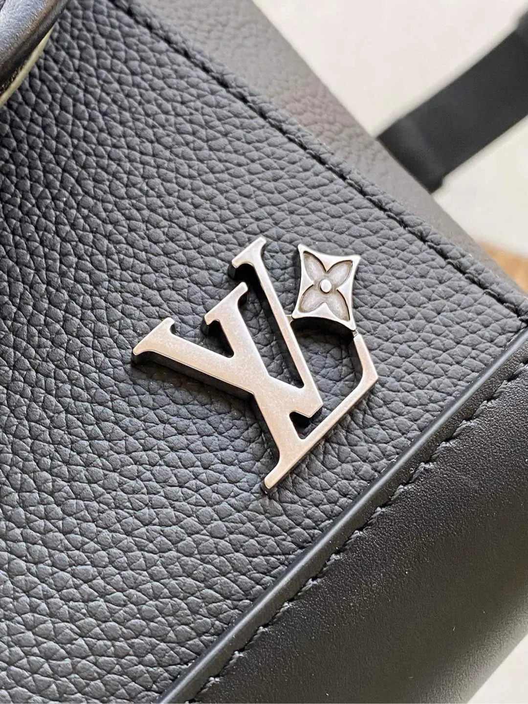 💰1280 Top original order M12625 Pulse messenger bag uses grained leather and Monogram canvas to create a modern style. The corded zipper pulls for a sporty feel, allowing you to easily open the outer pocket above the flap, while a zippered pocket is hidden underneath the flap, and the leather shoulder strap can be adjusted in length through the side loops. Dimensions: 26.6 × 17 × 11 cm