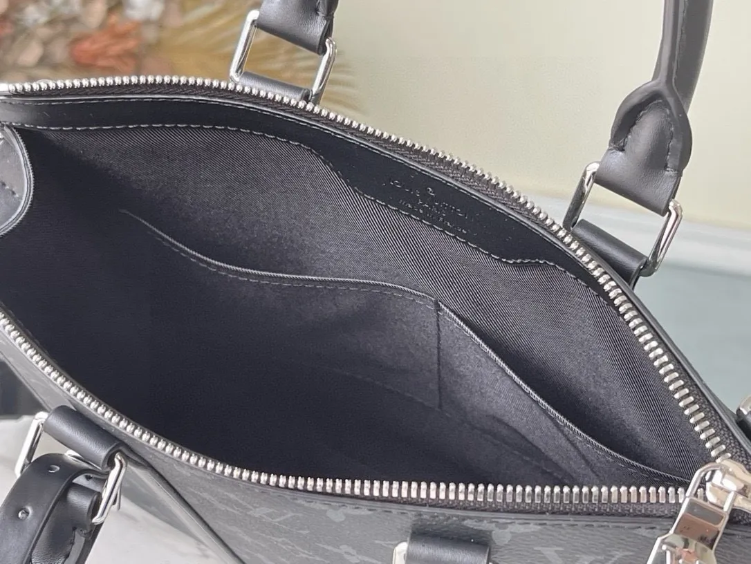 💰1000 Top Original Order M46098 This handbag draws inspiration from the archive Sac Plat handbag, with an elegant structure made of Monogram Eclipse Reserve canvas. Reinforced leather straps and nameplate remain traditional details, and a wide zippered mouth is featured. Detachable shoulder strap provides multiple carrying options. Dimensions: 26 x 28.5 x 6 cm