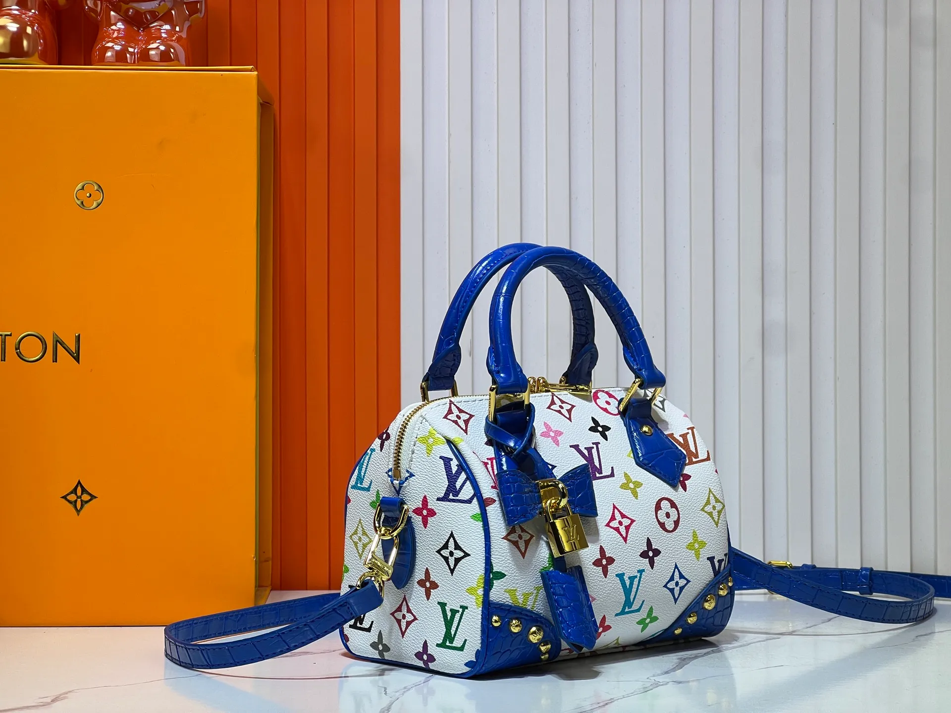 Batch 280💰Upgraded original crocodile pattern M13365 M58953 M46234 M46222 Speedy Bandoulière 20 handbag is made of soft coated canvas, and the full-length Monogram pattern is traced in colorful rainbow tones, highlighting the smart style of the Louis Vuitton x Murakami reissue series. The Toron handle and detachable shoulder strap are constructed of cow leather, the metal corners recall classic luggage elements, and the bow-shaped key bag and padlock add brand touches. Dimensions: 20.5 x 13.5 x 12.0 cm (length x height x width)