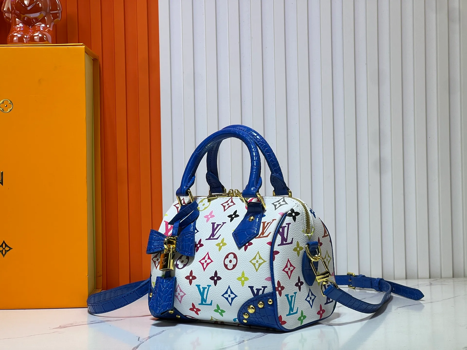 Batch 280💰Upgraded original crocodile pattern M13365 M58953 M46234 M46222 Speedy Bandoulière 20 handbag is made of soft coated canvas, and the full-length Monogram pattern is traced in colorful rainbow tones, highlighting the smart style of the Louis Vuitton x Murakami reissue series. The Toron handle and detachable shoulder strap are constructed of cow leather, the metal corners recall classic luggage elements, and the bow-shaped key bag and padlock add brand touches. Dimensions: 20.5 x 13.5 x 12.0 cm (length x height x width)
