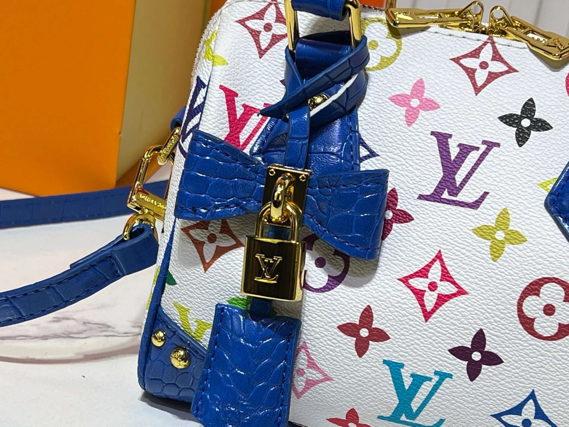 Batch 280💰Upgraded original crocodile pattern M13365 M58953 M46234 M46222 Speedy Bandoulière 20 handbag is made of soft coated canvas, and the full-length Monogram pattern is traced in colorful rainbow tones, highlighting the smart style of the Louis Vuitton x Murakami reissue series. The Toron handle and detachable shoulder strap are constructed of cow leather, the metal corners recall classic luggage elements, and the bow-shaped key bag and padlock add brand touches. Dimensions: 20.5 x 13.5 x 12.0 cm (length x height x width)