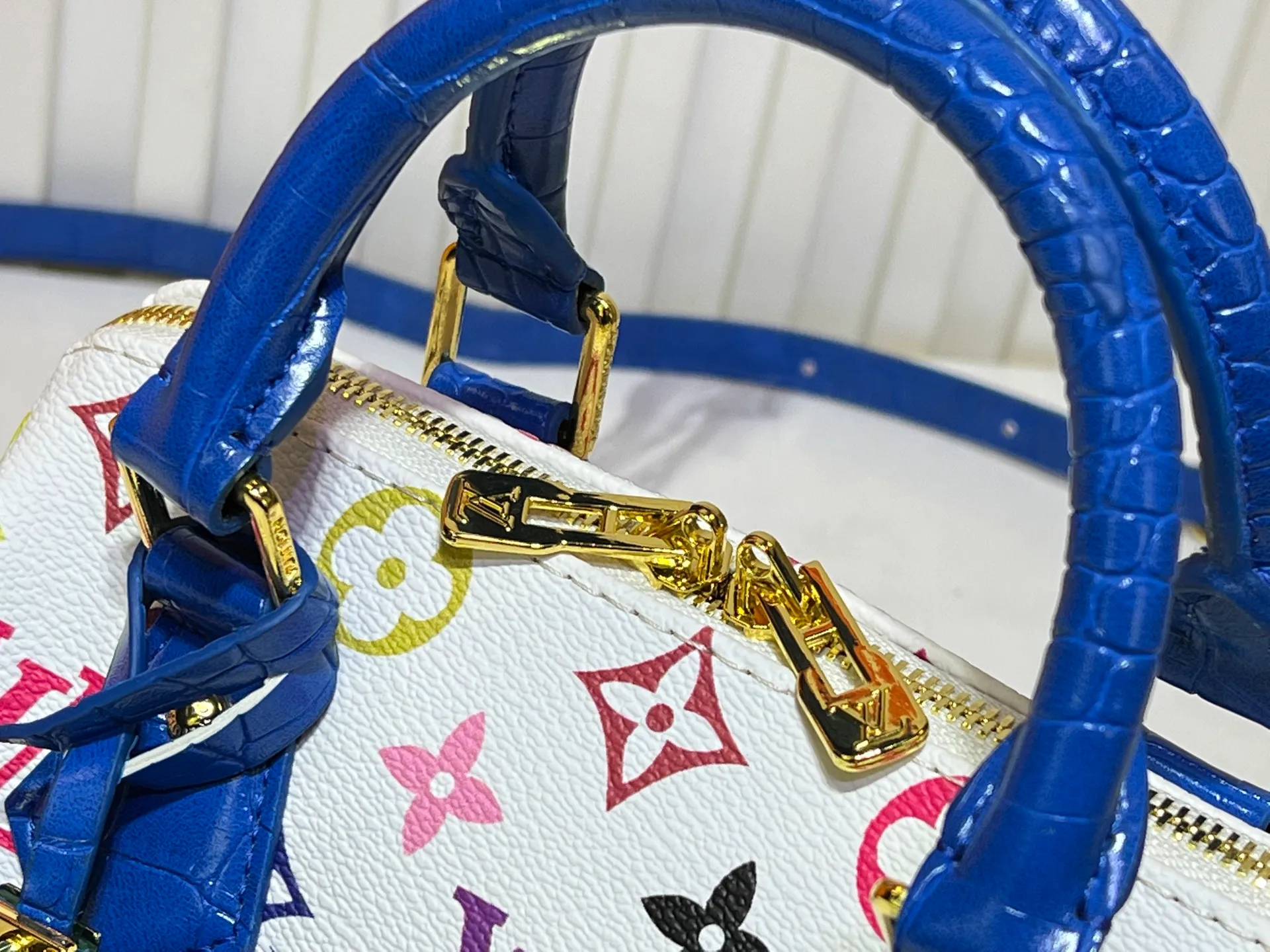 Batch 280💰Upgraded original crocodile pattern M13365 M58953 M46234 M46222 Speedy Bandoulière 20 handbag is made of soft coated canvas, and the full-length Monogram pattern is traced in colorful rainbow tones, highlighting the smart style of the Louis Vuitton x Murakami reissue series. The Toron handle and detachable shoulder strap are constructed of cow leather, the metal corners recall classic luggage elements, and the bow-shaped key bag and padlock add brand touches. Dimensions: 20.5 x 13.5 x 12.0 cm (length x height x width)