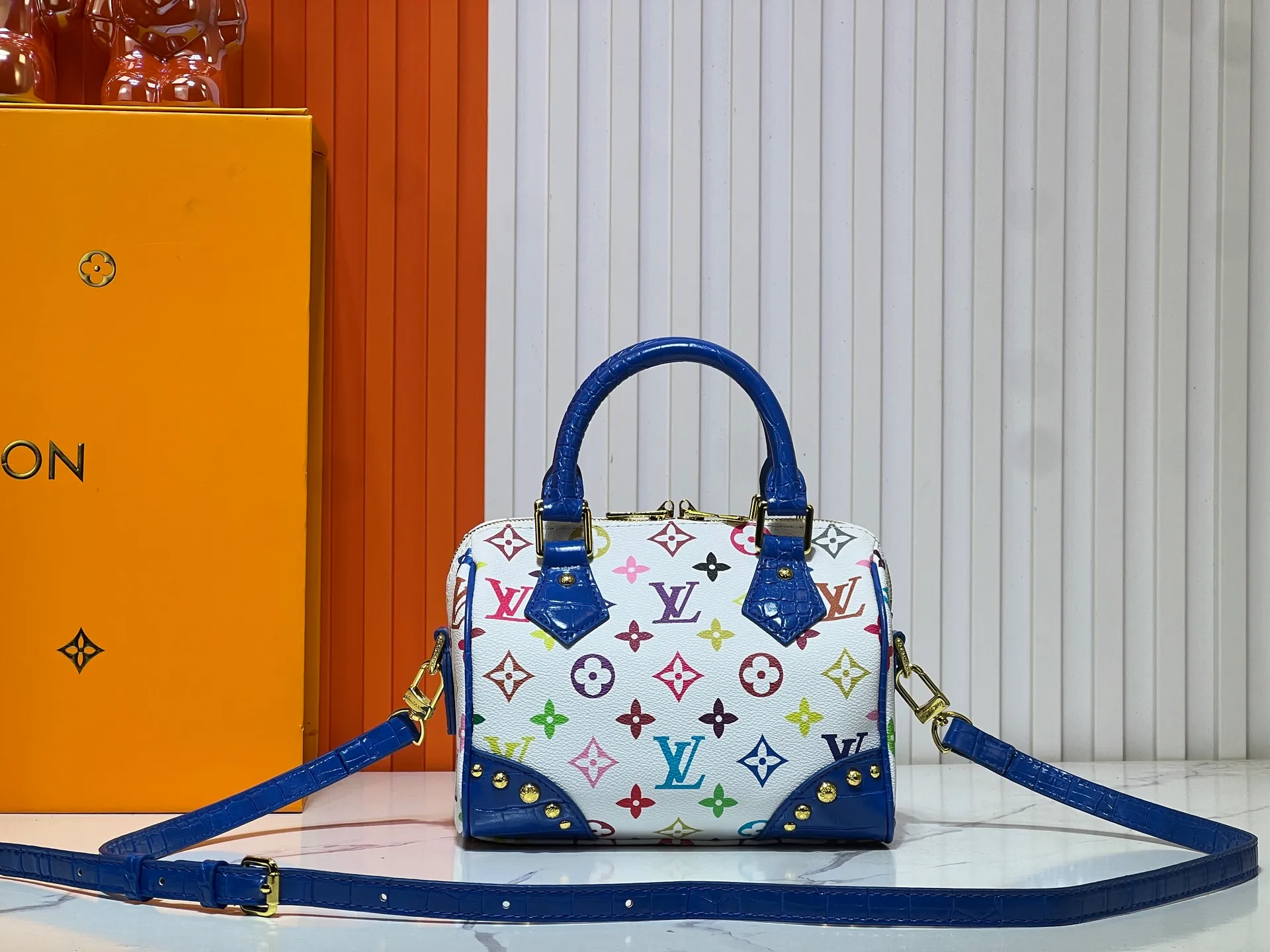 Batch 280💰Upgraded original crocodile pattern M13365 M58953 M46234 M46222 Speedy Bandoulière 20 handbag is made of soft coated canvas, and the full-length Monogram pattern is traced in colorful rainbow tones, highlighting the smart style of the Louis Vuitton x Murakami reissue series. The Toron handle and detachable shoulder strap are constructed of cow leather, the metal corners recall classic luggage elements, and the bow-shaped key bag and padlock add brand touches. Dimensions: 20.5 x 13.5 x 12.0 cm (length x height x width)