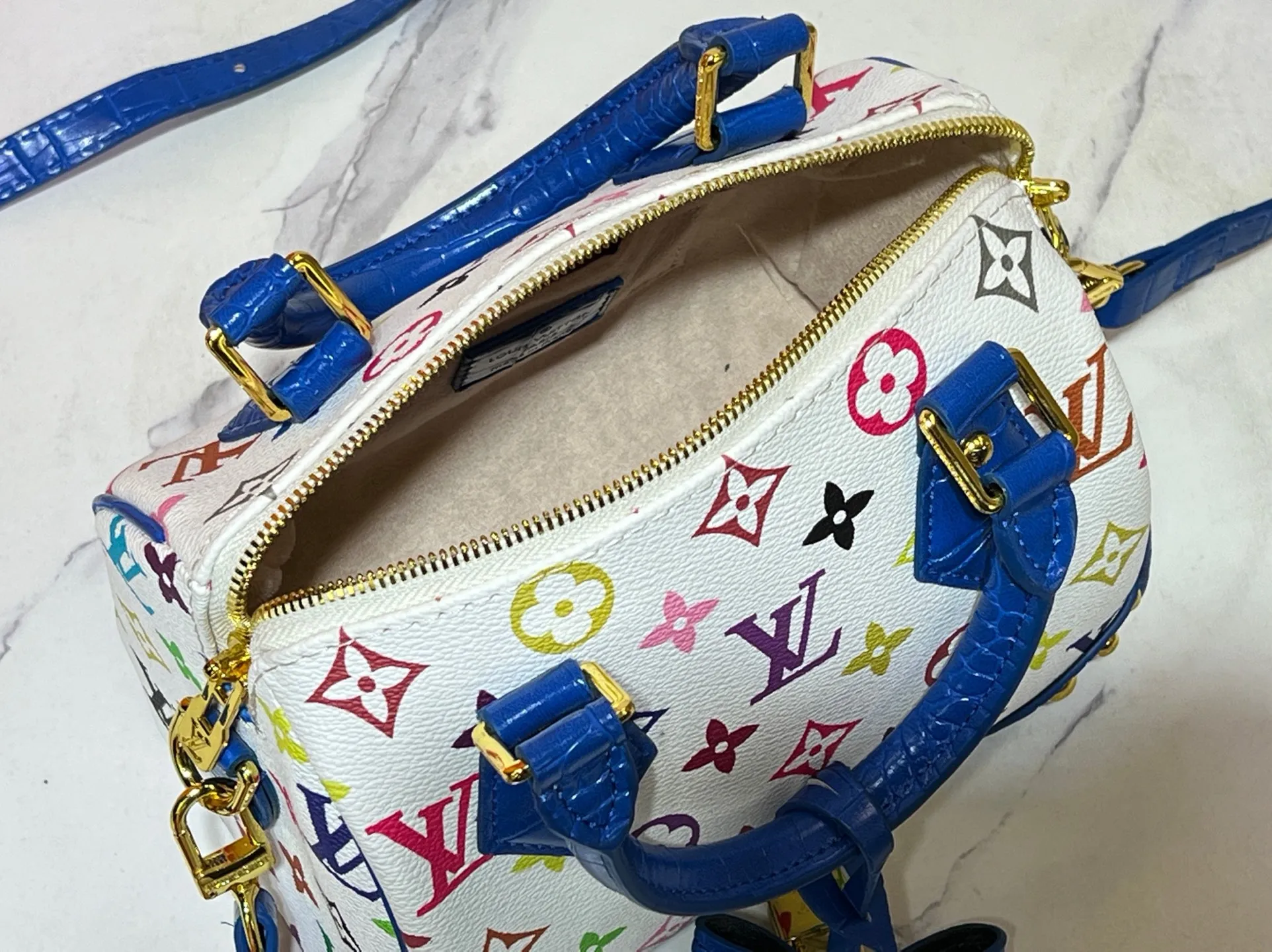 Batch 280💰Upgraded original crocodile pattern M13365 M58953 M46234 M46222 Speedy Bandoulière 20 handbag is made of soft coated canvas, and the full-length Monogram pattern is traced in colorful rainbow tones, highlighting the smart style of the Louis Vuitton x Murakami reissue series. The Toron handle and detachable shoulder strap are constructed of cow leather, the metal corners recall classic luggage elements, and the bow-shaped key bag and padlock add brand touches. Dimensions: 20.5 x 13.5 x 12.0 cm (length x height x width)