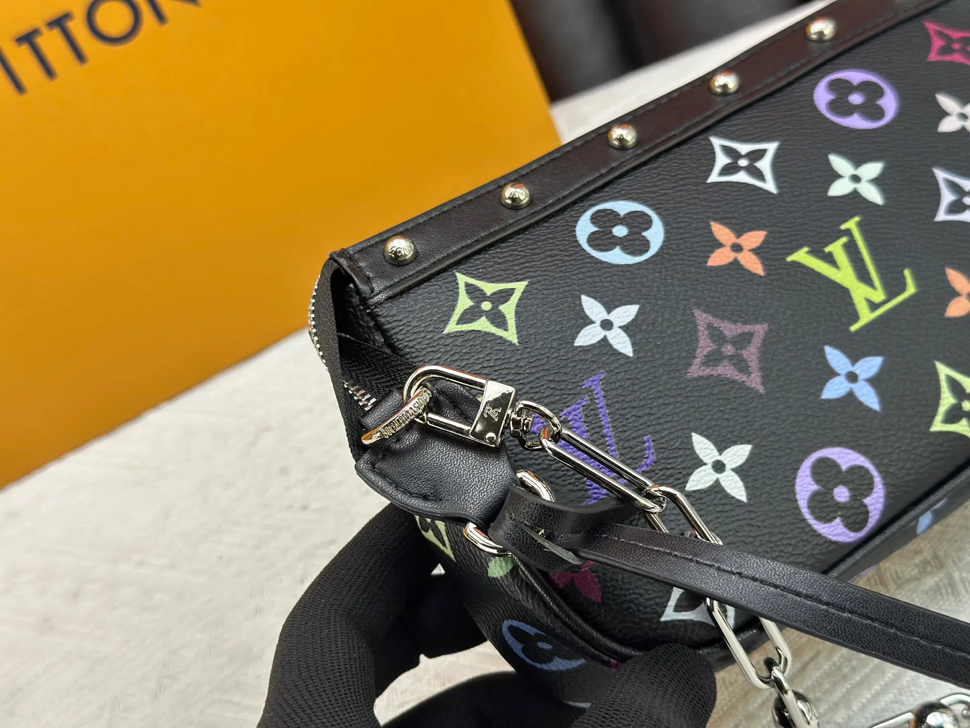 P220 M13404 M13663 Black color White color This Pochette Accessoires handbag is made of coated canvas, with colorful Monogram patterns to interpret the smart style of the Louis Vuitton × Murakami cross-border collaboration series. Calf leather trim and dazzling hardware add to the sophisticated details, while the detachable shoulder strap and chain provide flexible carry. Size: 22x13x4cm