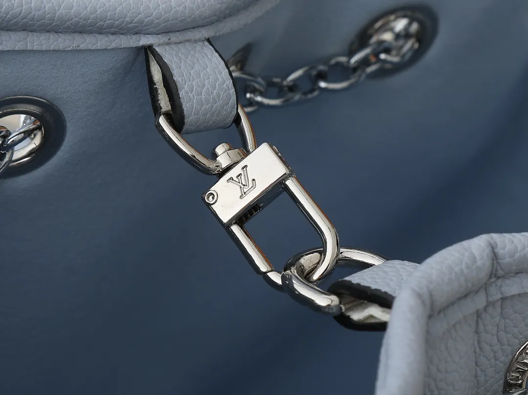 💰260💰Upgraded original version ✨M11283 M25453 M47209 M46545 M46492 This Summer Bundle handbag is from the Dégradé series. The new drawstring design adds a summer atmosphere. The Monogram Empreinte embossed leather bag features a gradient tone to brighten any seasonal look. The double handles and detachable cross-body strap provide a variety of stylish carrying options, making it a great companion for travel day and night. Detailed features: 28 x 20 x 11.5 (Length x Height x Width)