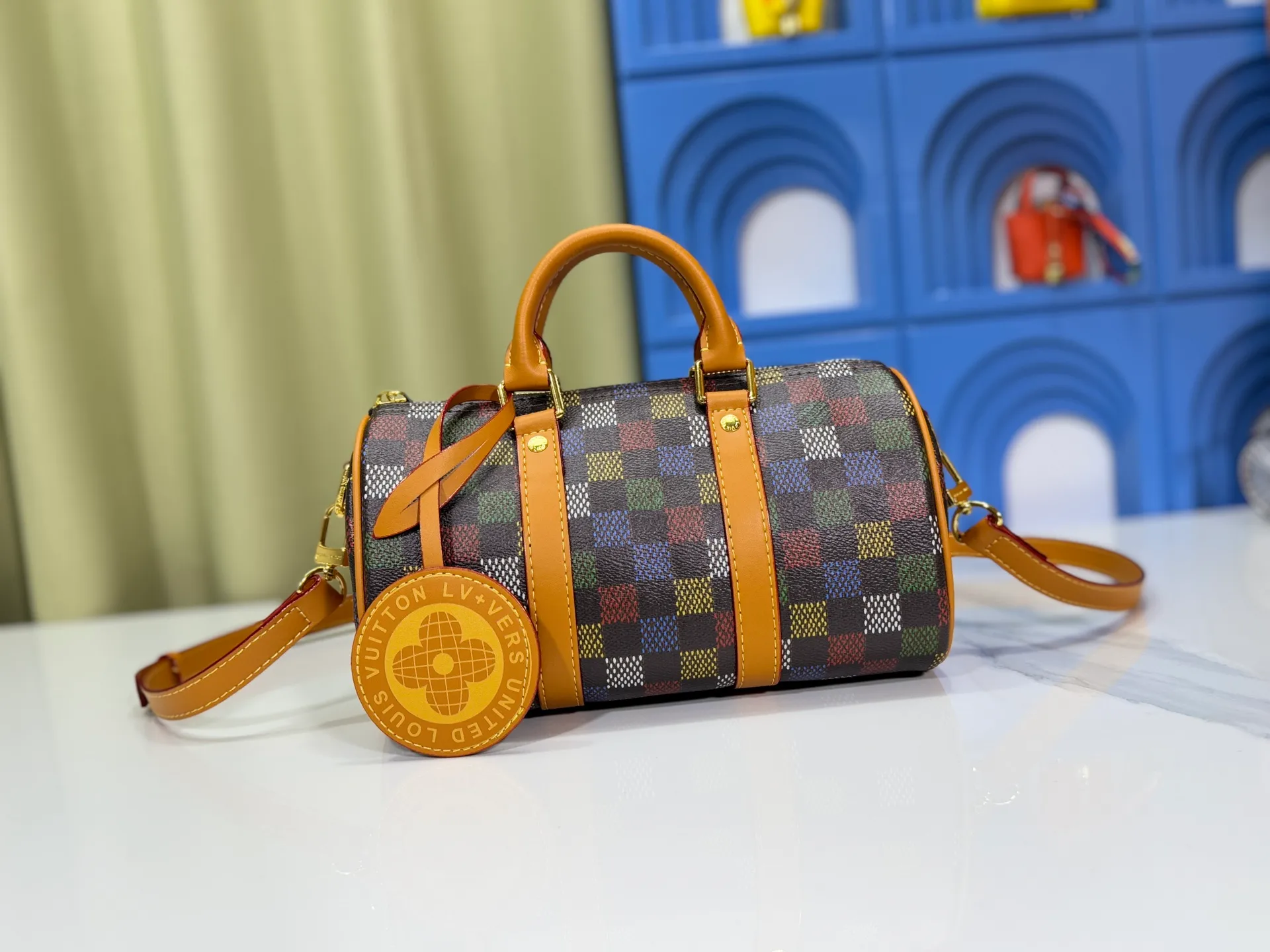P240 Upgraded original version M00148 color gradient pattern M13866 foggy lake color men's bag pillow bag speedy Hr series This Keepall 25 handbag is made of Monogram Eclipse Reverse canvas, showing an elegant reinterpretation of Louis Vuitton's classic pattern. Reinforced straps and leather name tags are signature elements of the Keepall collection, while a zipper closure keeps personal items safe and secure. Dimensions 25.0 x 15.0 x 11.0cm (length x height x width