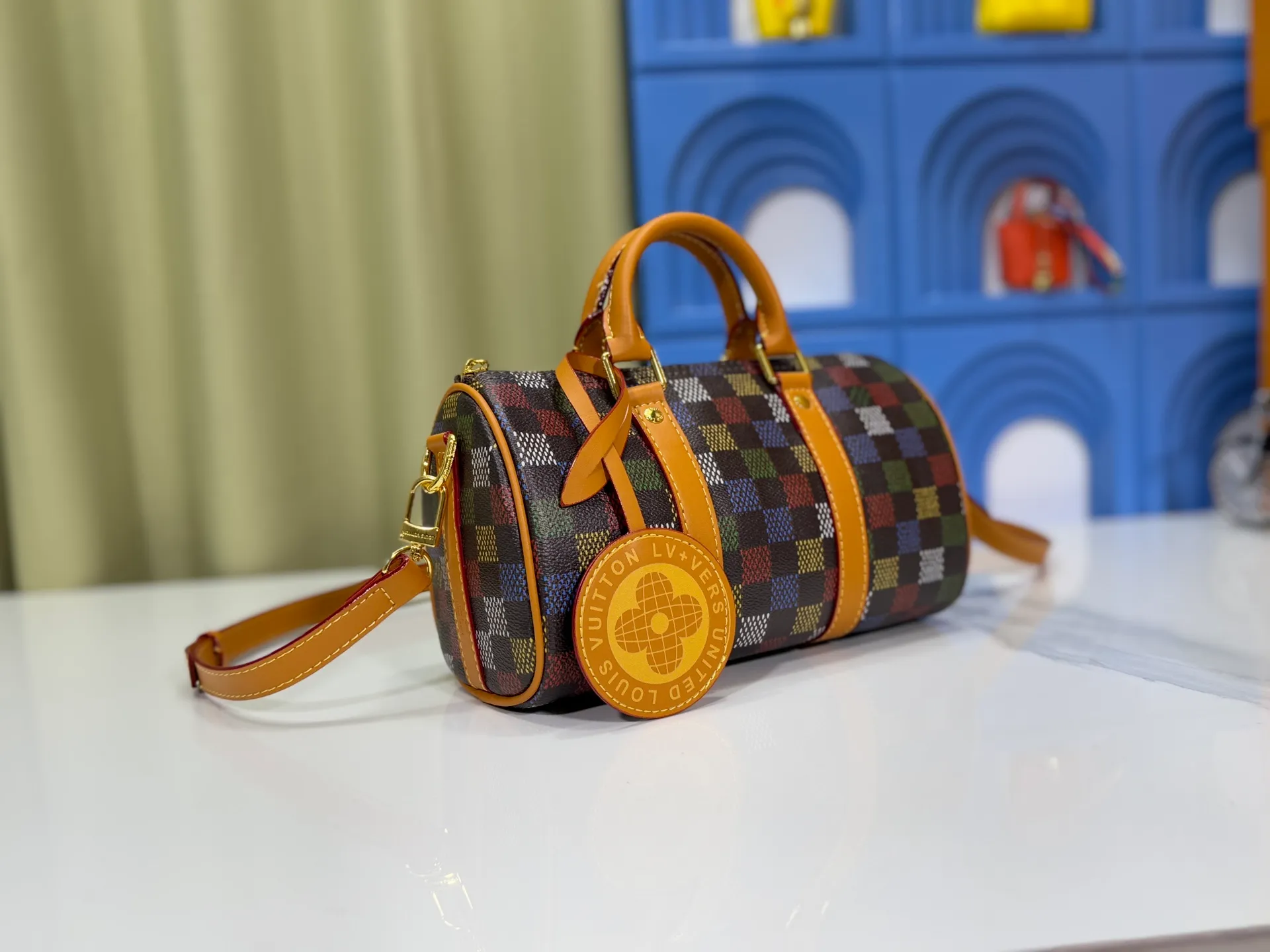 P240 Upgraded original version M00148 color gradient pattern M13866 foggy lake color men's bag pillow bag speedy Hr series This Keepall 25 handbag is made of Monogram Eclipse Reverse canvas, showing an elegant reinterpretation of Louis Vuitton's classic pattern. Reinforced straps and leather name tags are signature elements of the Keepall collection, while a zipper closure keeps personal items safe and secure. Dimensions 25.0 x 15.0 x 11.0cm (length x height x width